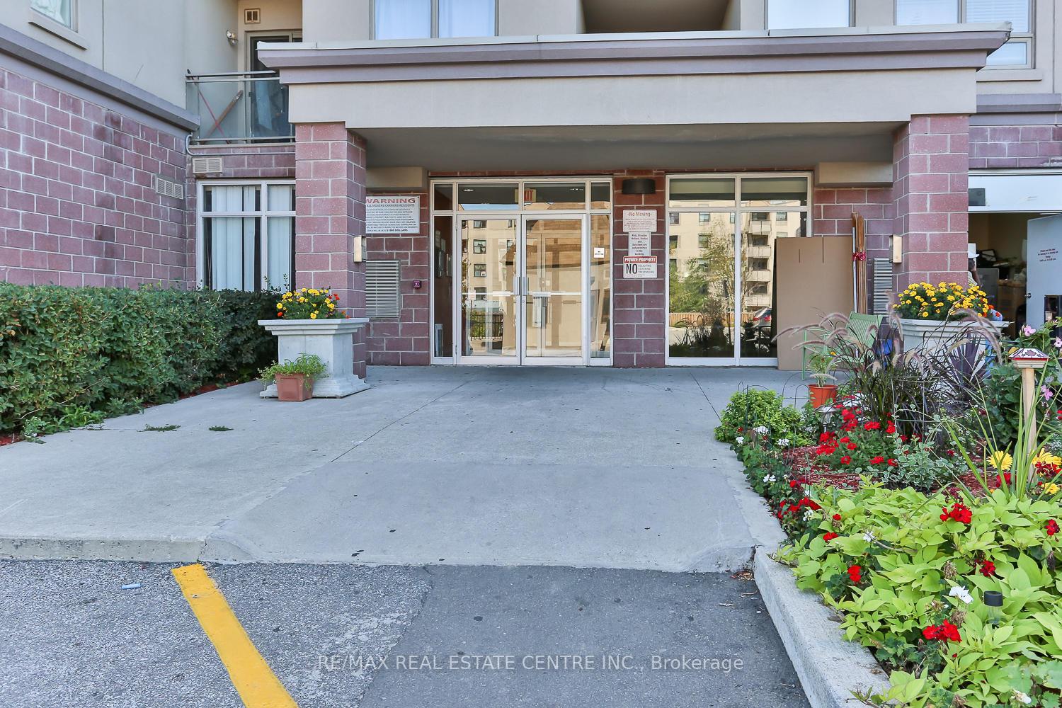 3 Bedrooms Condo at 7405 Goreway, Mississauga For sale