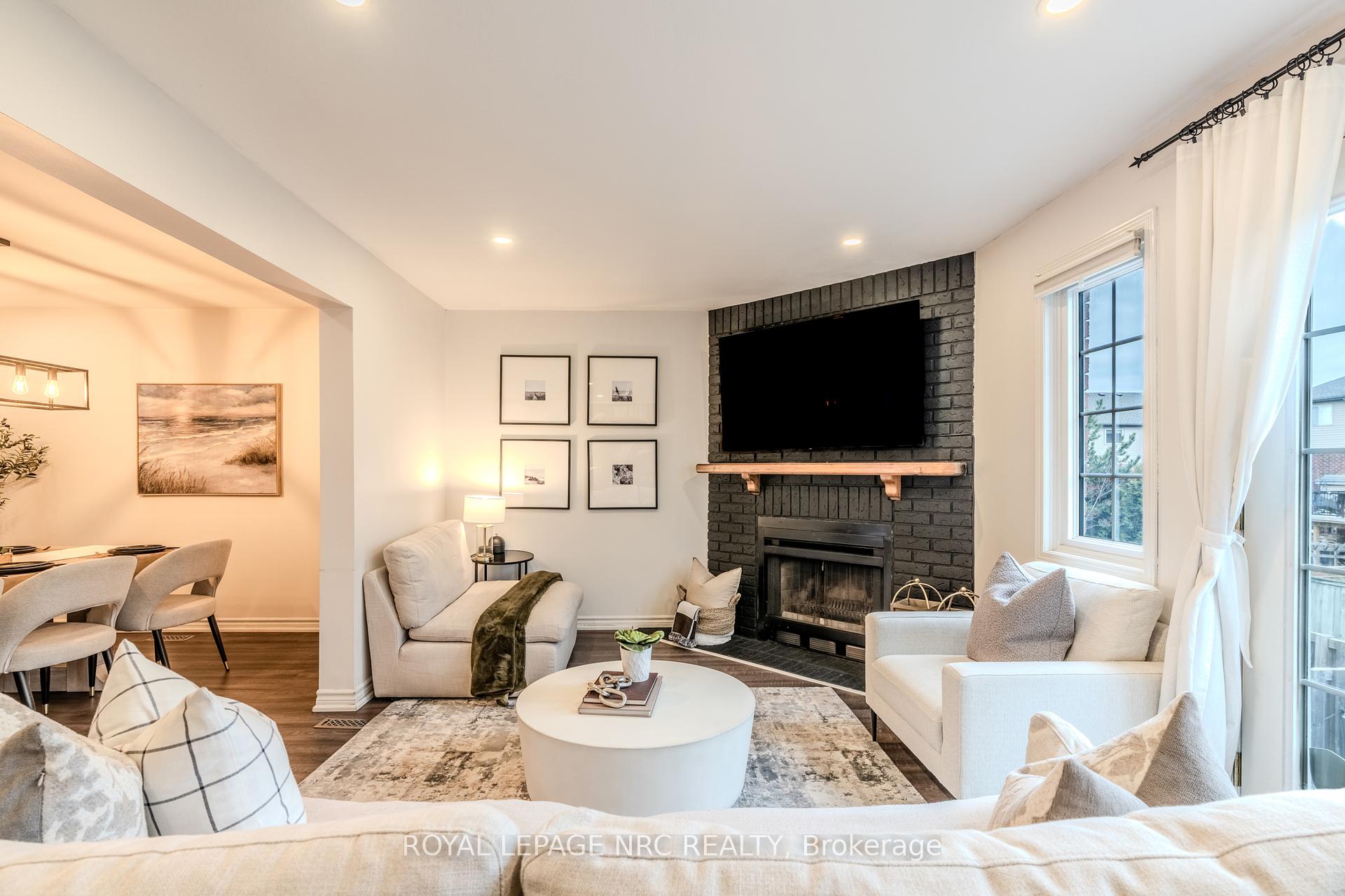 3 Bedrooms Condo at 29 Heritage, Hamilton For sale