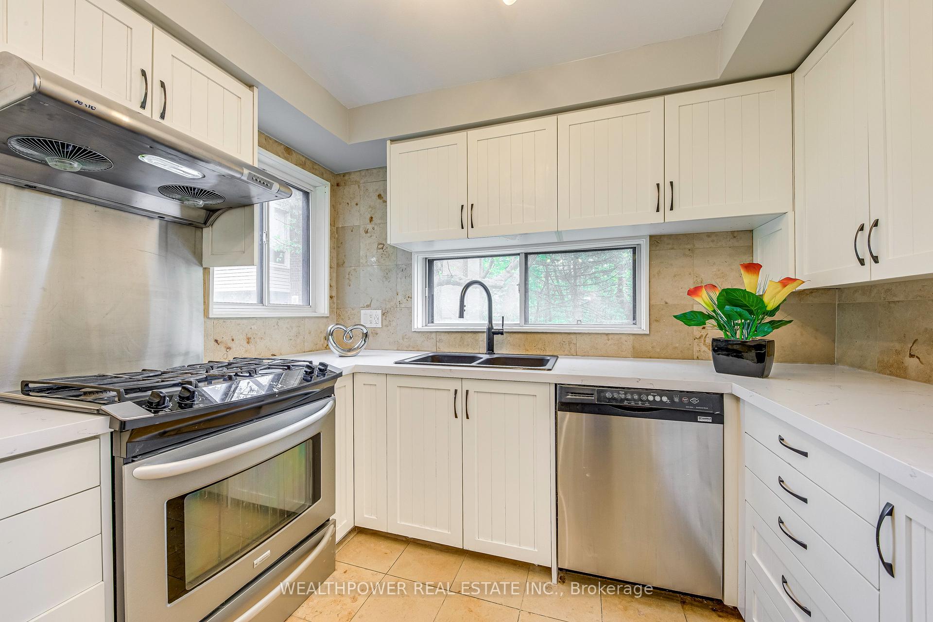 3 Bedrooms Condo at 1250 Marlborough, Oakville For sale
