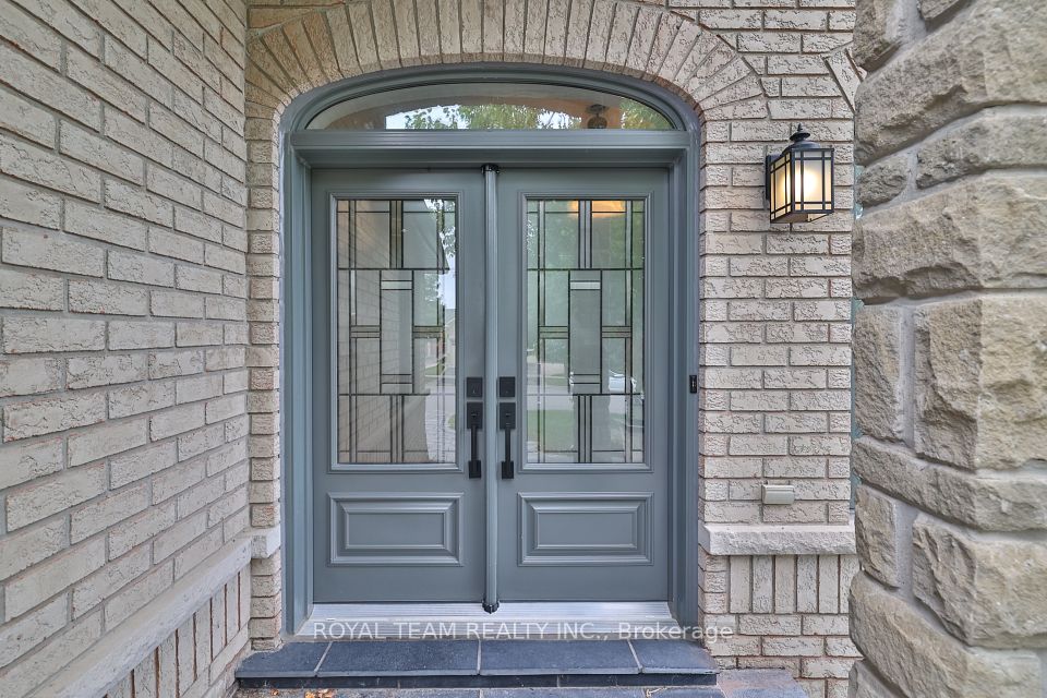 2 Gleave Court, Aurora, ON L4G 7L9