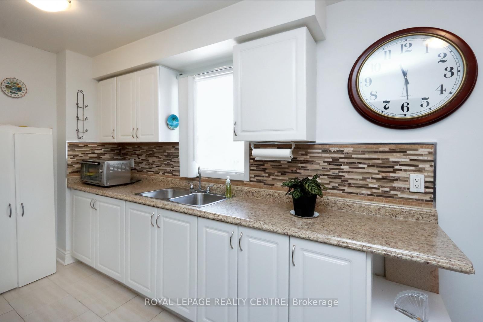 3 Bedrooms Condo at 2866 Battleford, Mississauga For sale