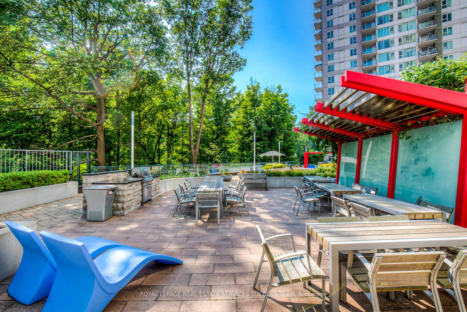 2 Bedrooms Condo at 25 Town Centre,  Toronto For sale