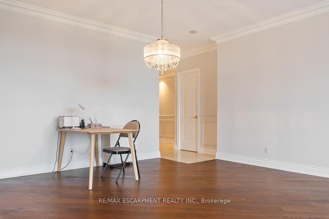 1 Bedroom Condo at 1900 The Collegeway, Mississauga For sale