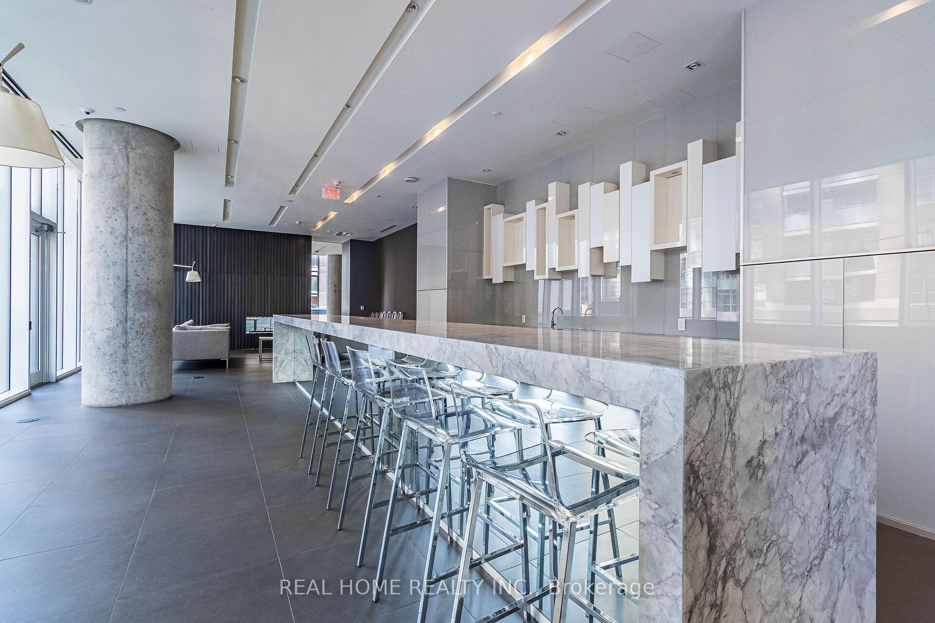 2 Bedrooms Condo at 15 Grenville,  Toronto For sale