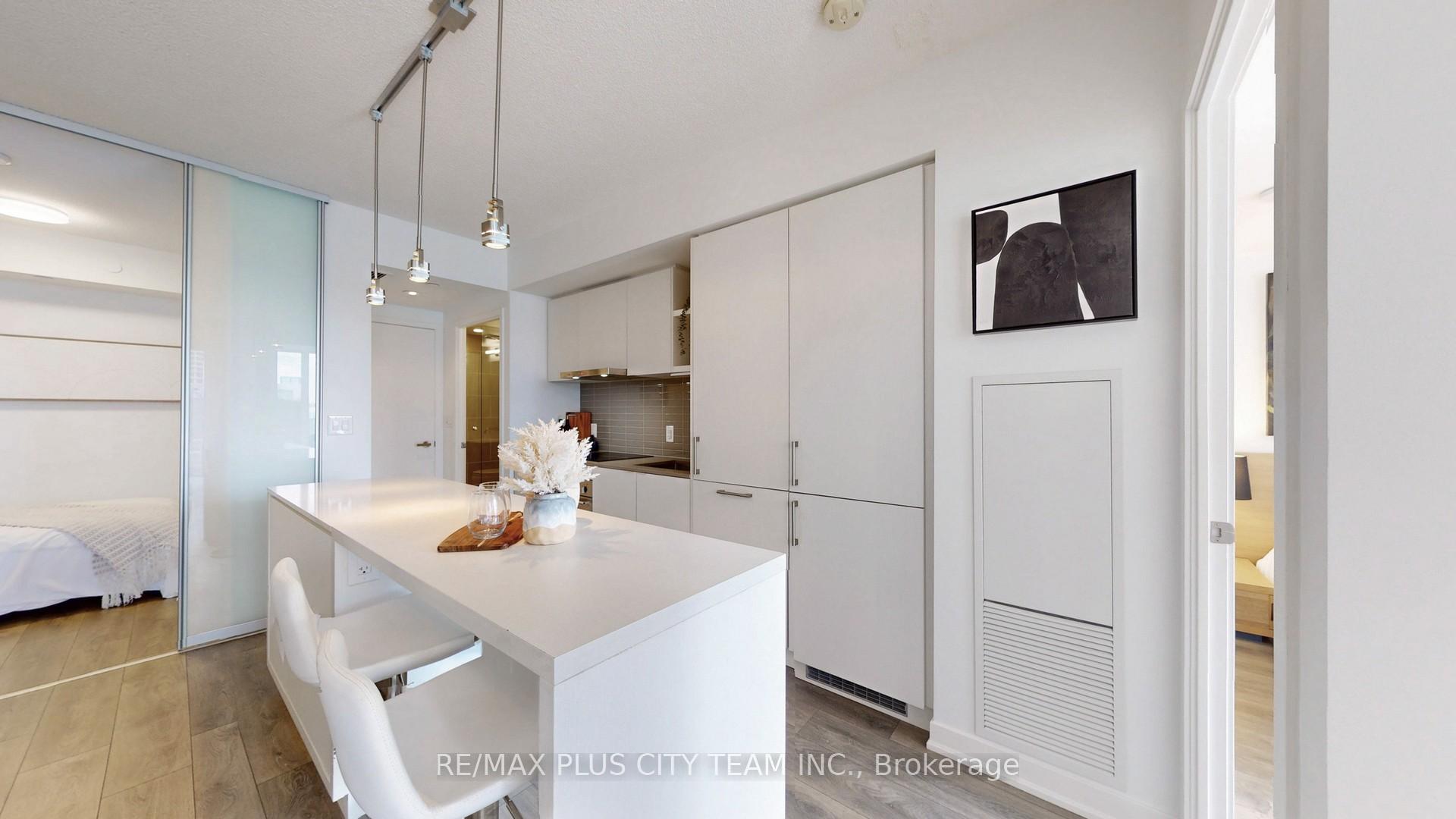 2 Bedrooms Condo at 100 Harbour, Toronto For sale