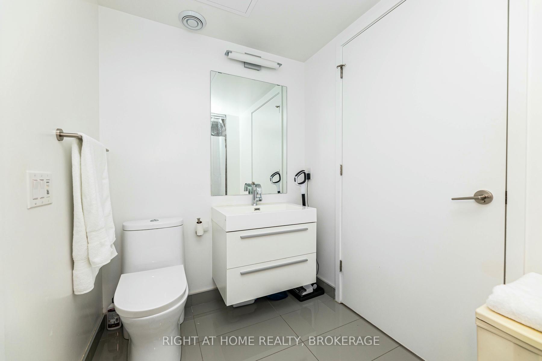 2 Bedrooms Condo at 39 Roehampton, Toronto For sale