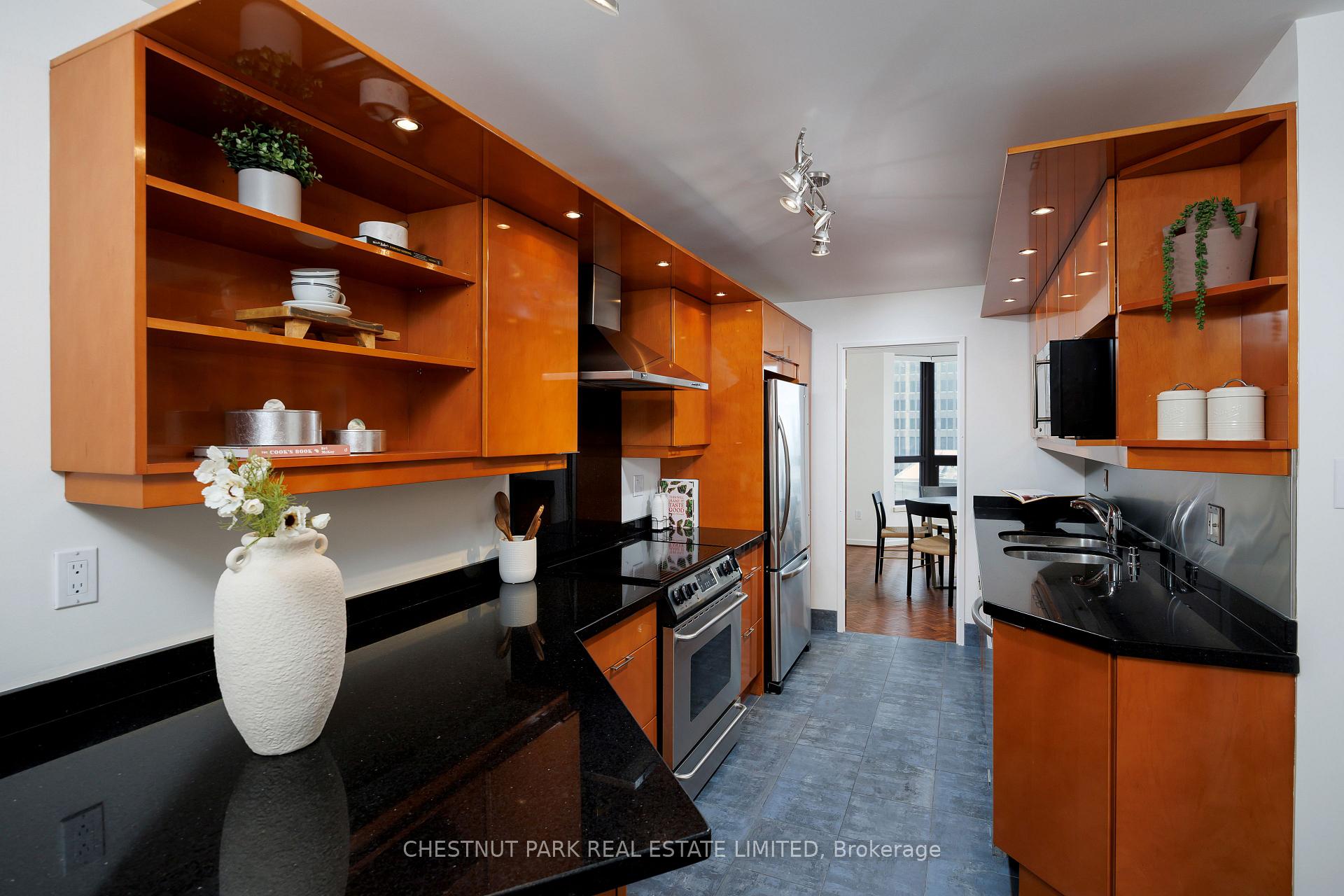 3 Bedrooms Condo at 62 Wellesley, Toronto For sale