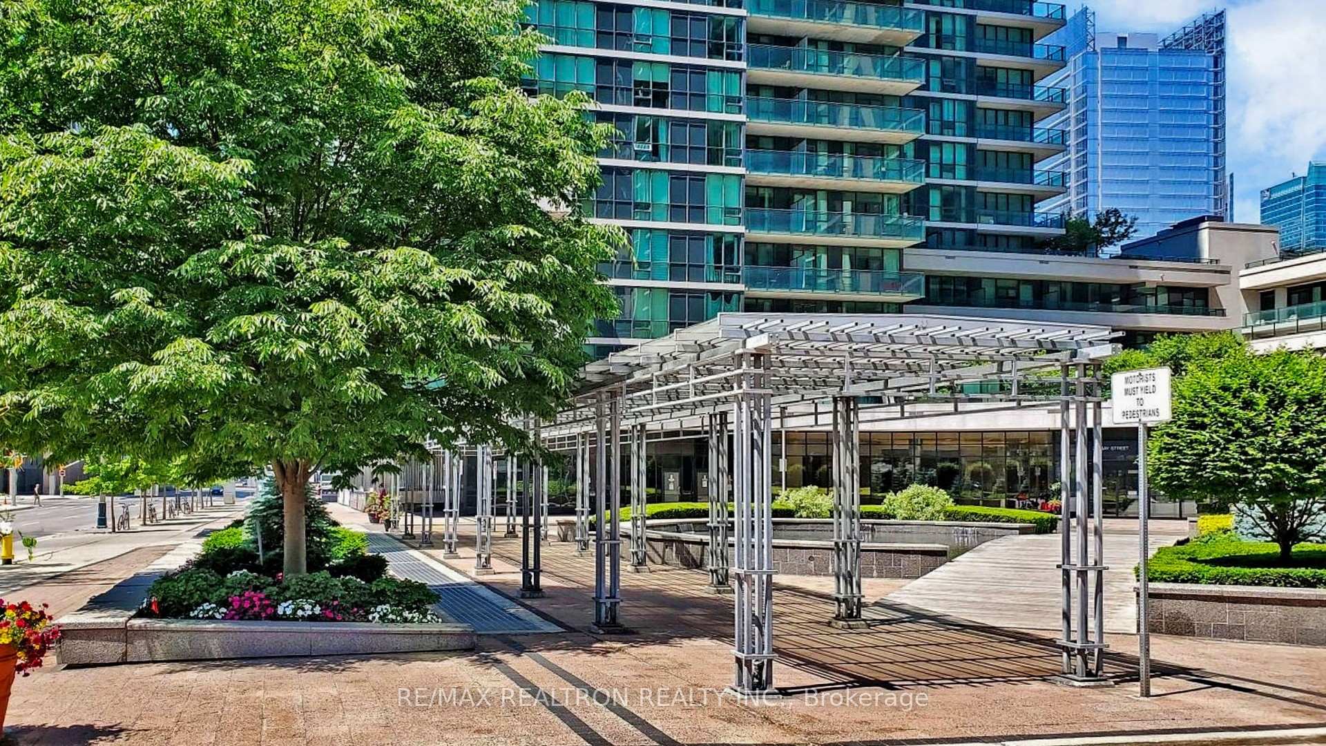 1 Bedroom Condo at 18 Harbour, Toronto For sale