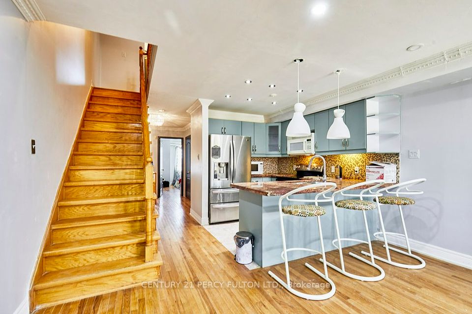 19 Warner Ave Avenue, Toronto, ON M4A 2X1