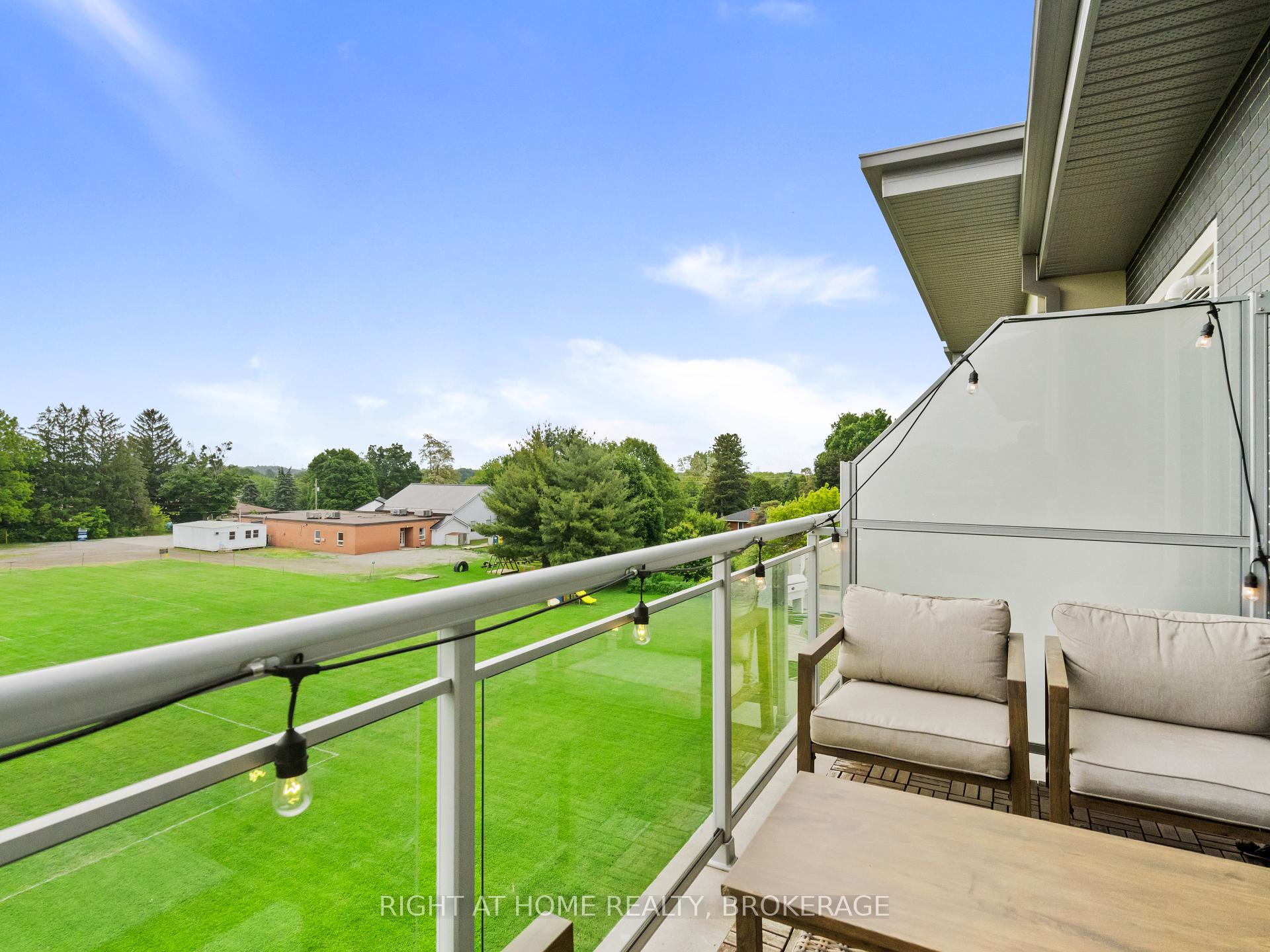 2 Bedrooms Condo at 16 Markle, Hamilton For sale