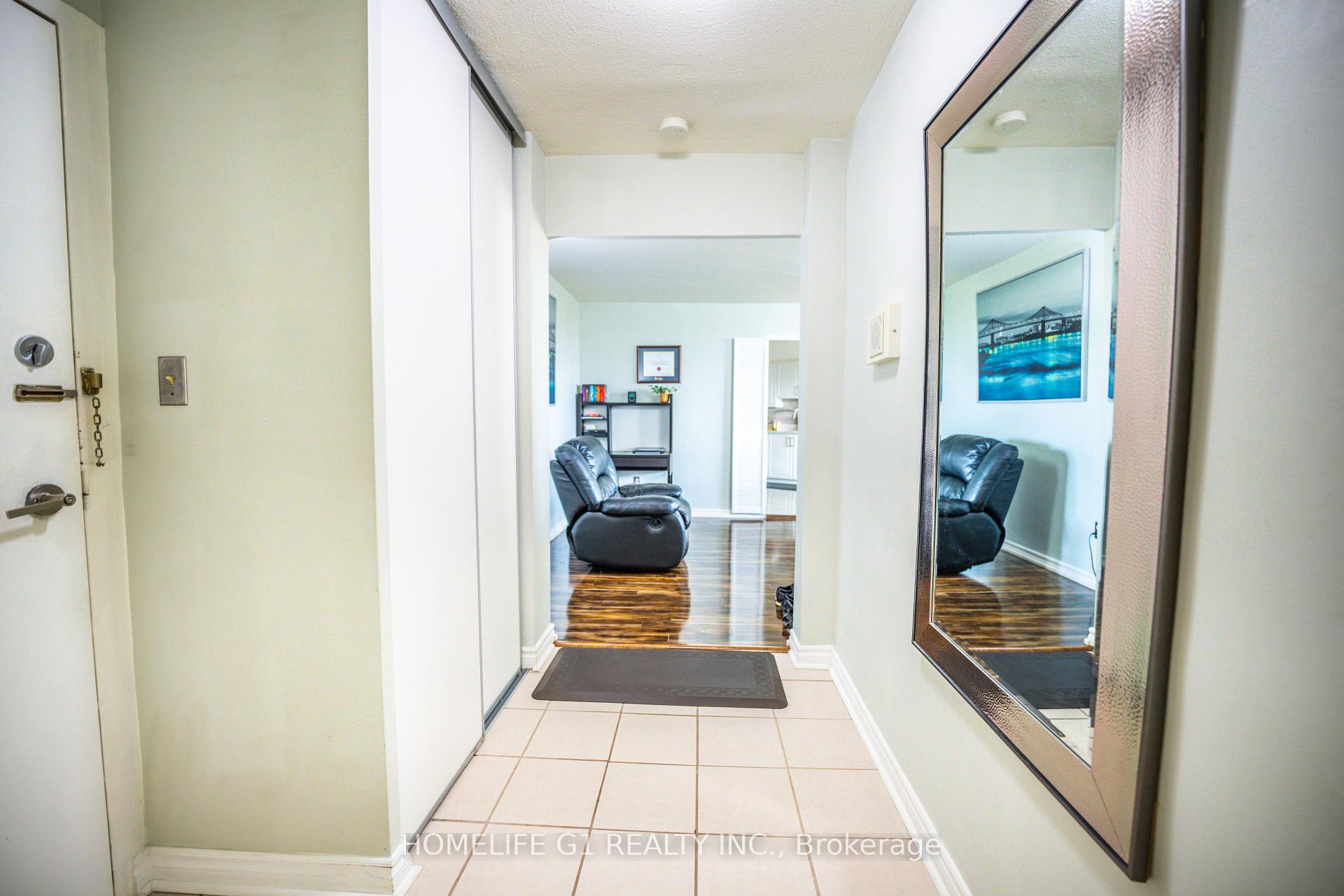 3 Bedrooms Condo at 5 Shady, Toronto For sale