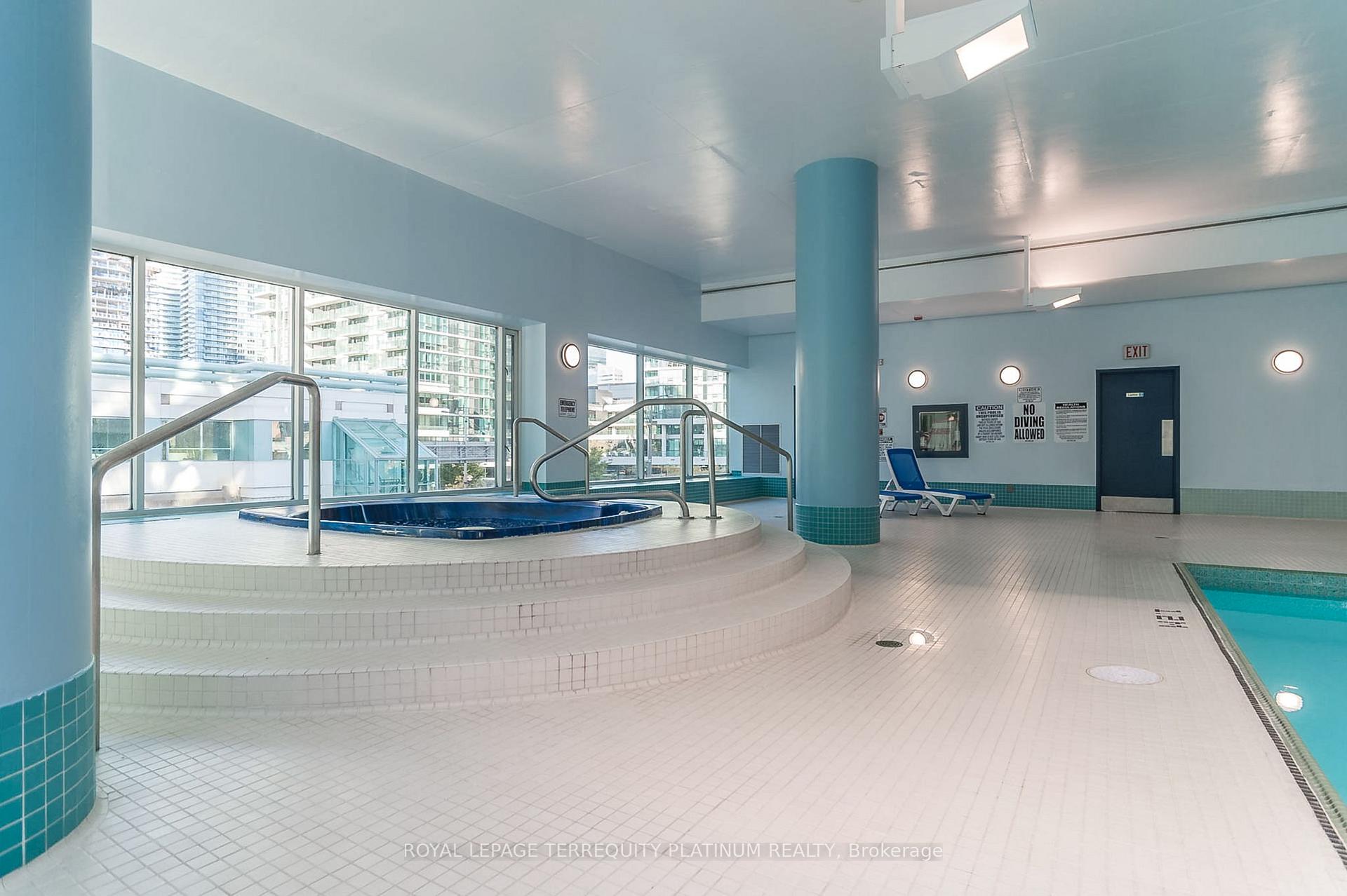 2 Bedrooms Condo at 10 Yonge, Toronto For sale