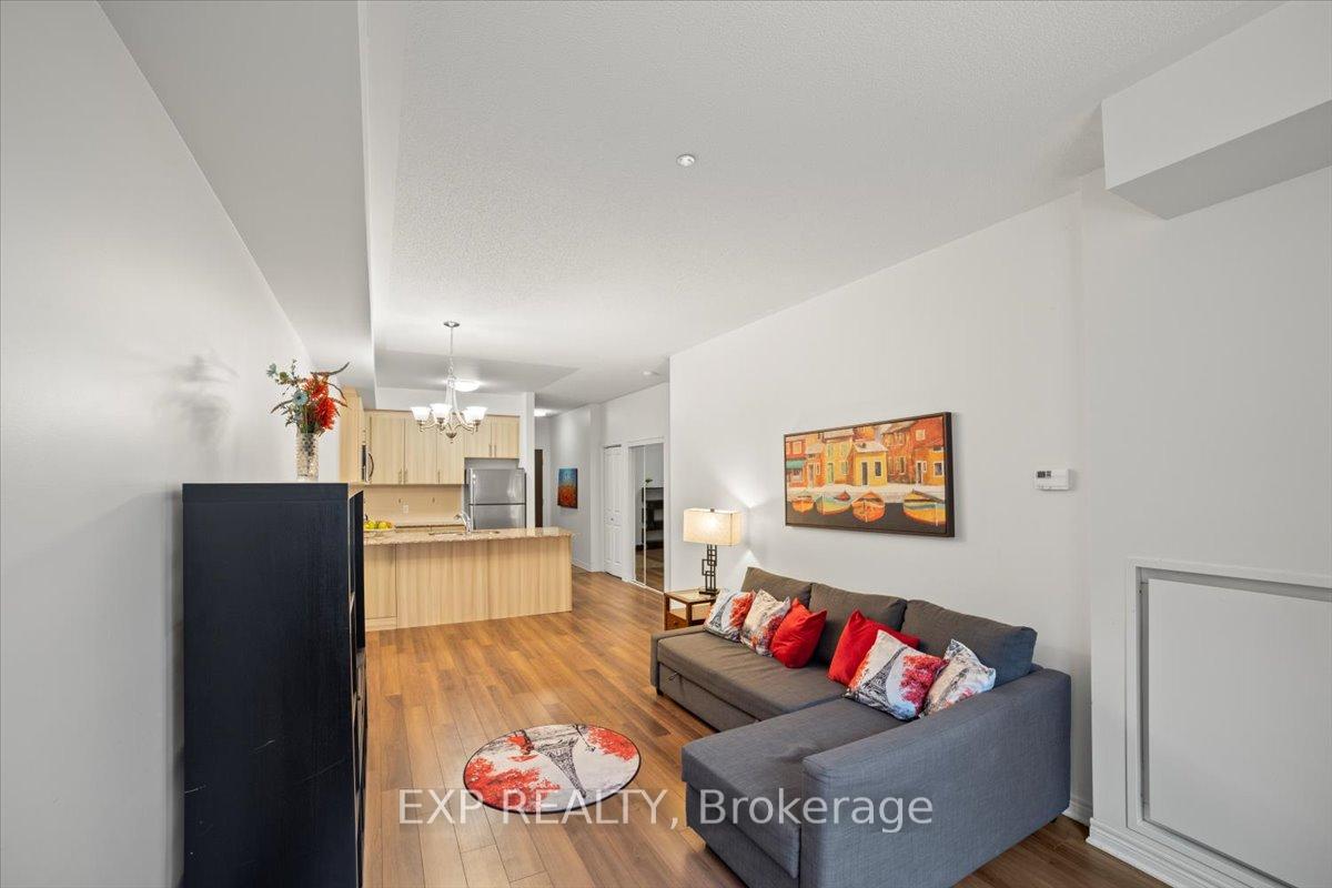 3 Bedrooms Condo at 216 Oak Park, Oakville For sale