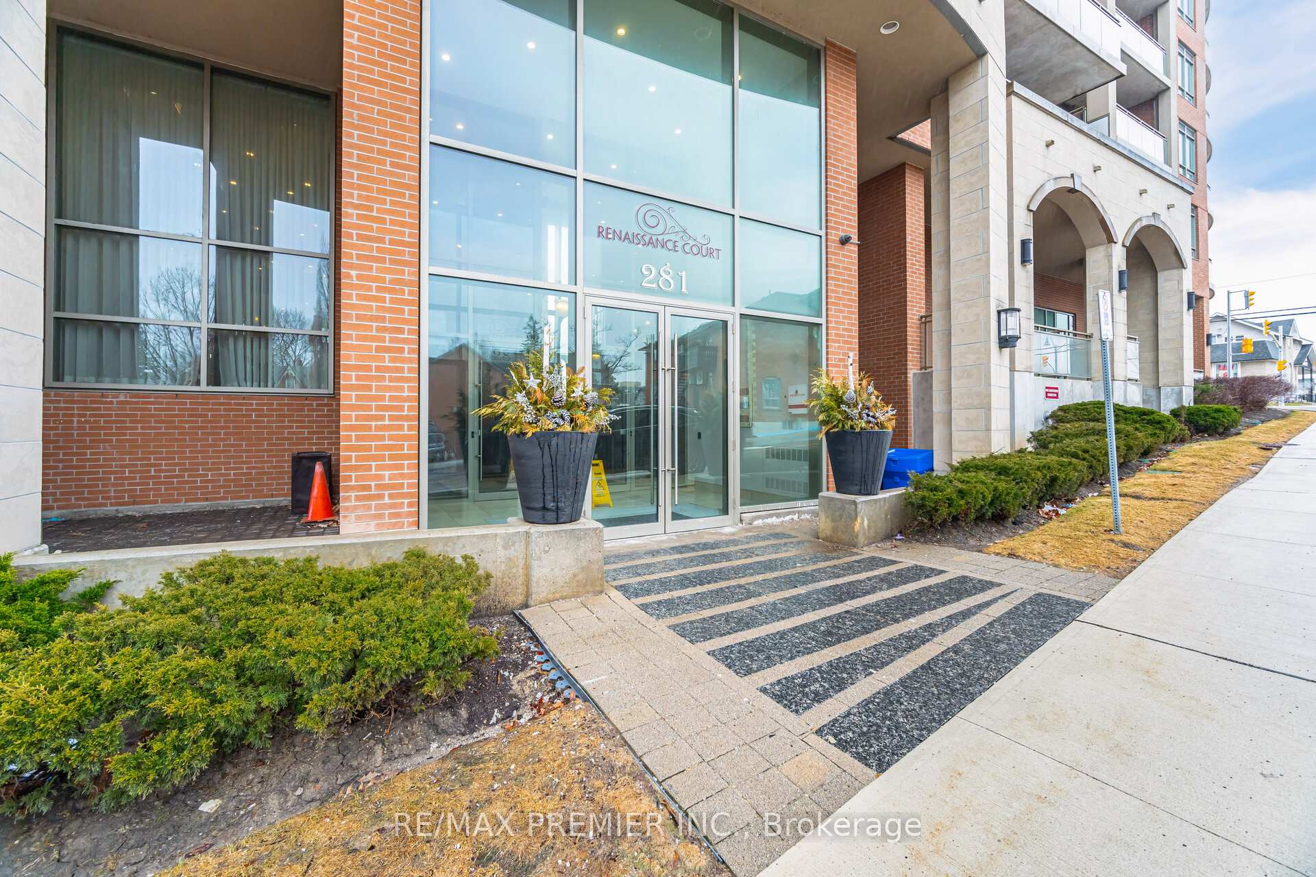 1 Bedroom Condo at 281 Woodbridge,  Vaughan For sale