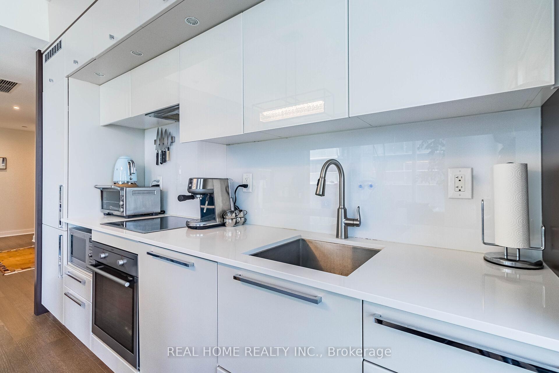 2 Bedrooms Condo at 15 Grenville,  Toronto For sale