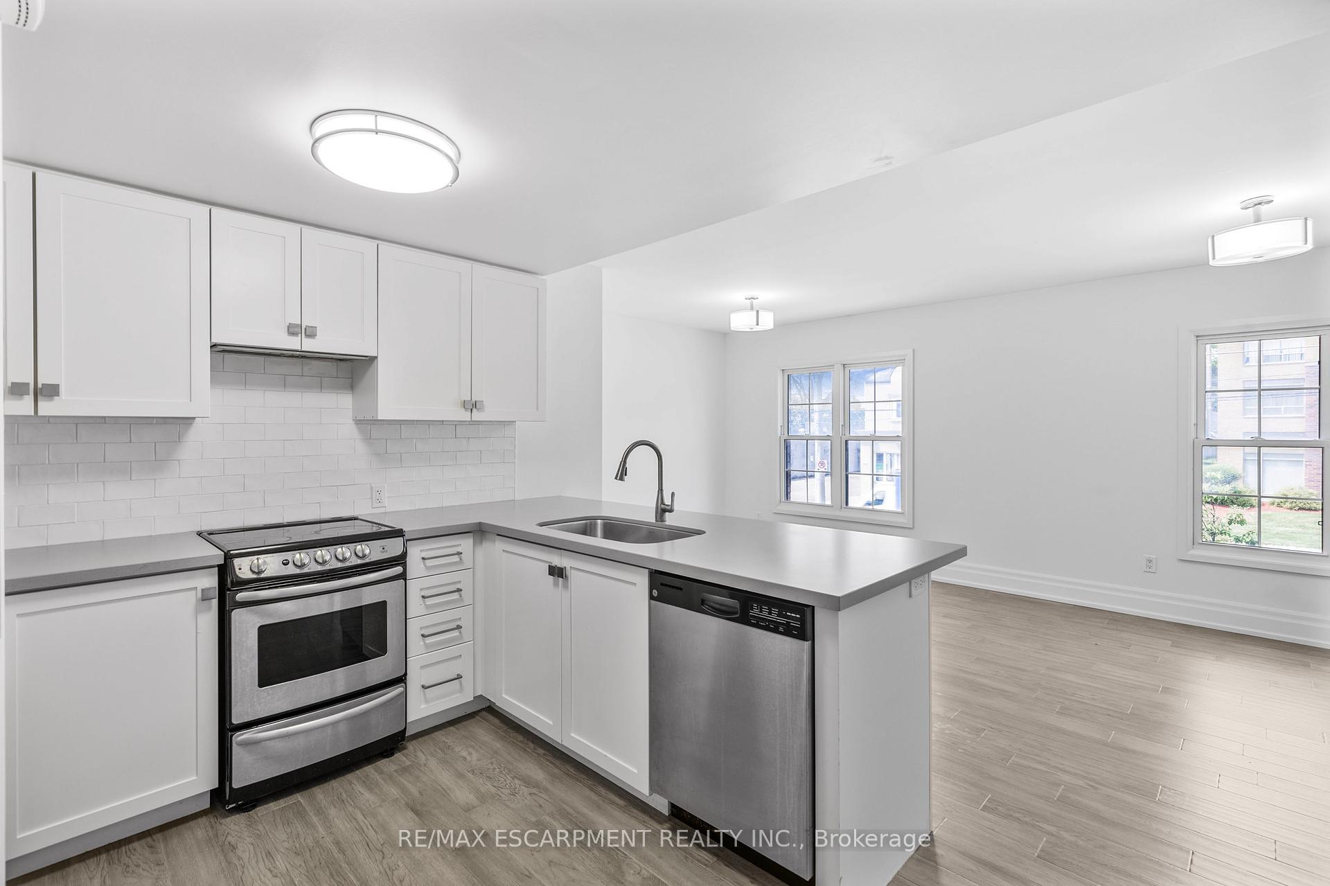2 Bedrooms Condo at 760 Lakeshore, Mississauga For sale