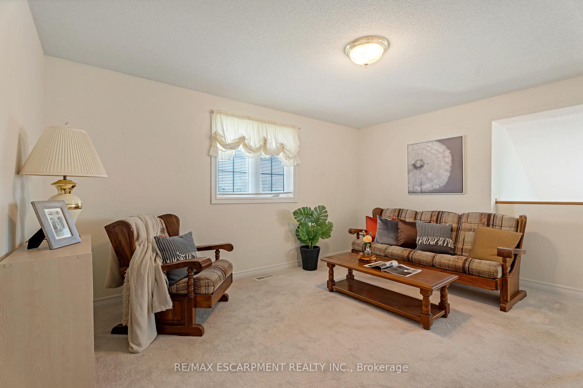 2 Bedrooms Condo at 810 Golf Links, Hamilton For sale