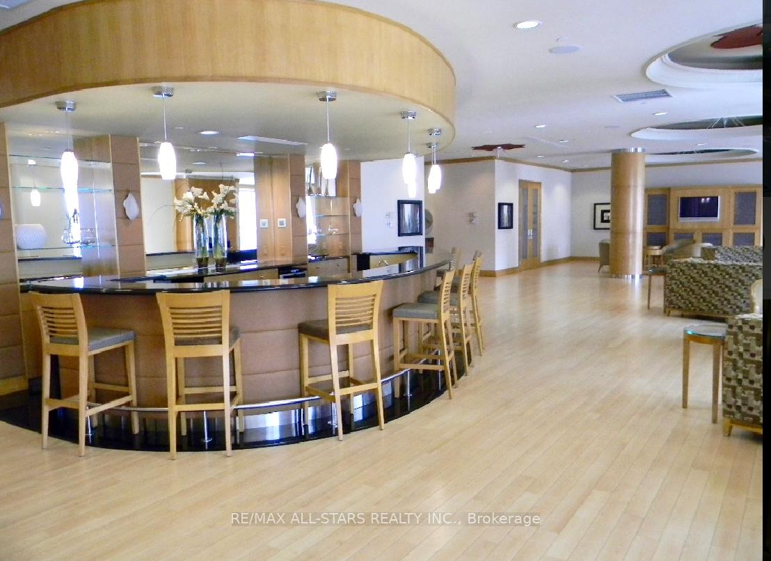 2 Bedrooms Condo at 35 Viking, Toronto For sale