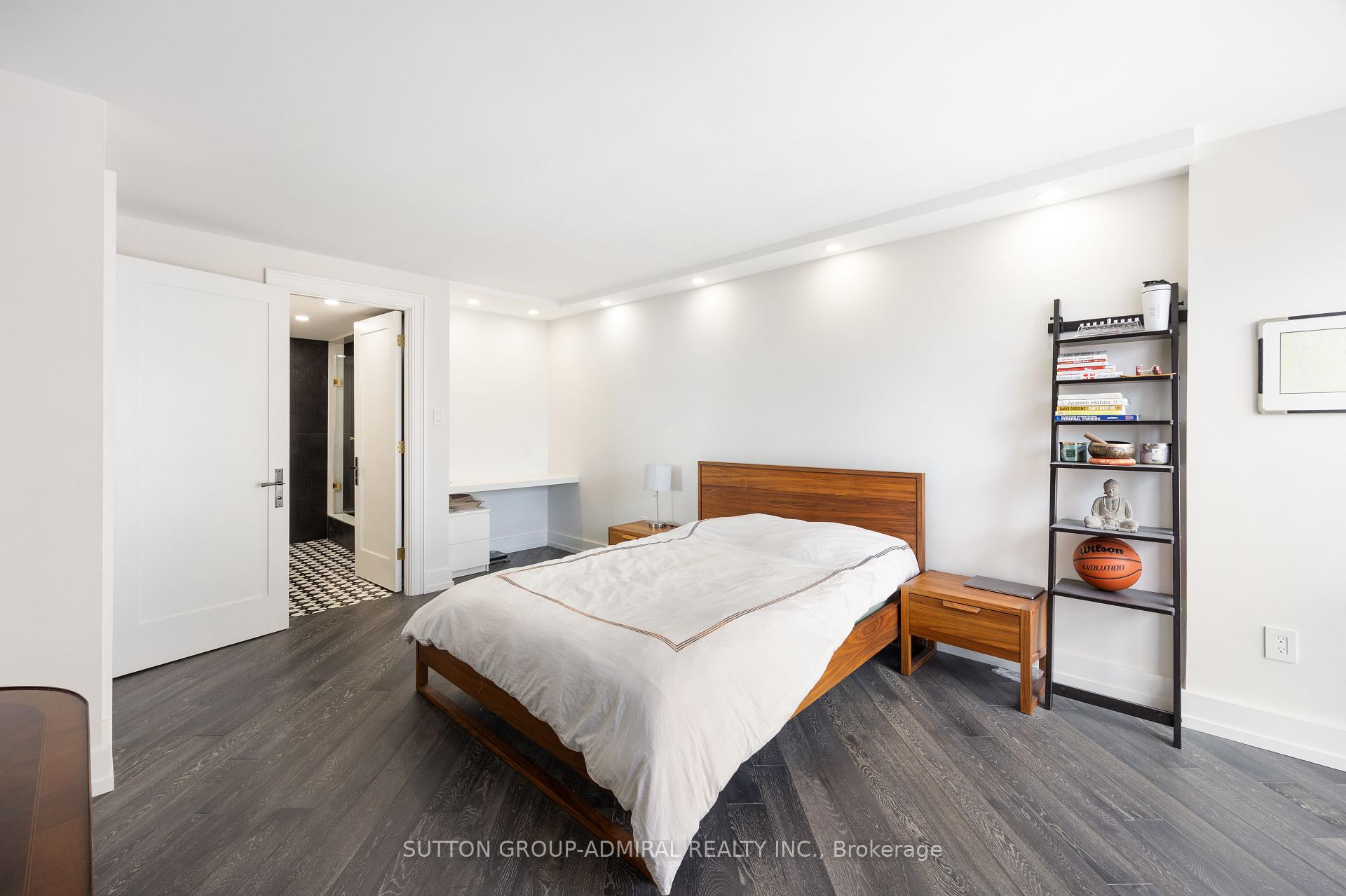 2 Bedrooms Condo at 131 Beecroft, Toronto For sale
