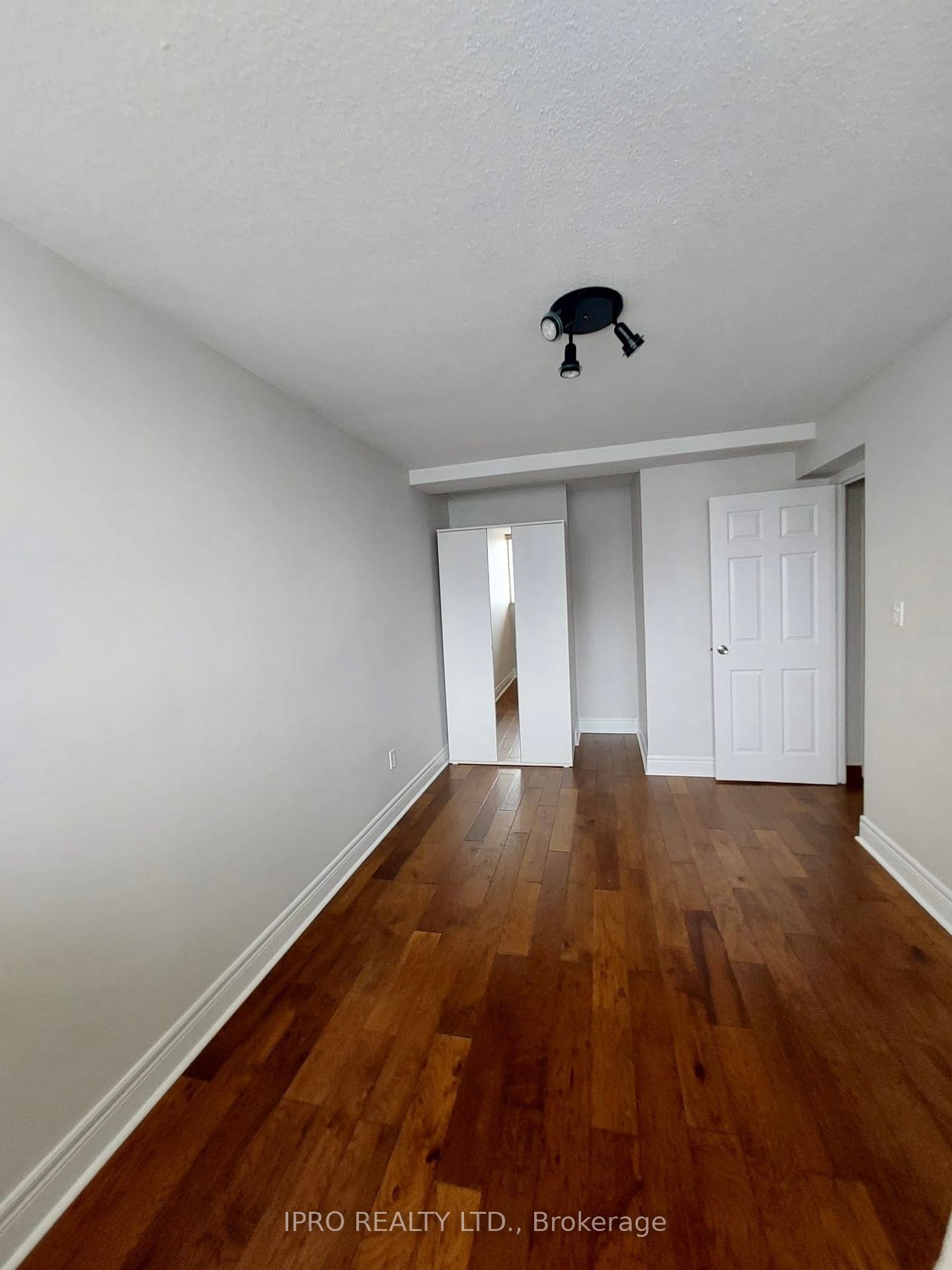 3 Bedrooms Condo at 11 Wincott,  Toronto For sale