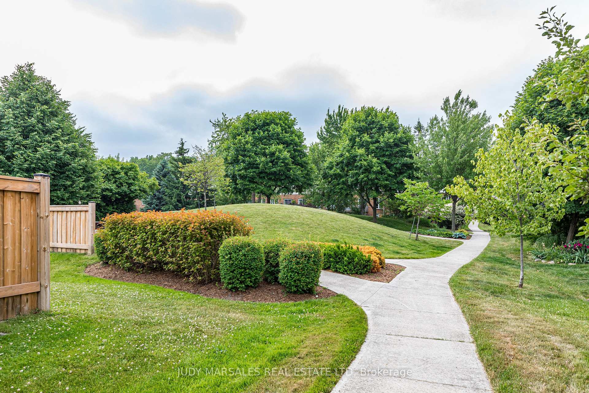 3 Bedrooms Condo at 100 Beddoe, Hamilton For sale