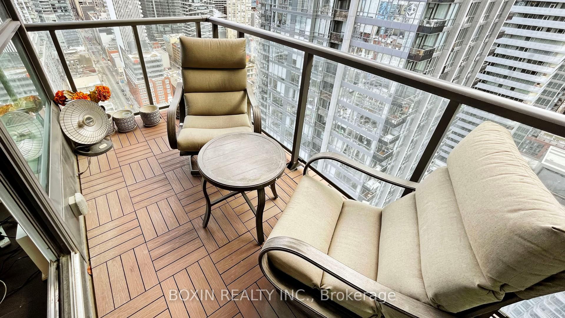 2 Bedrooms Condo at 290 Adelaide,  Toronto For sale