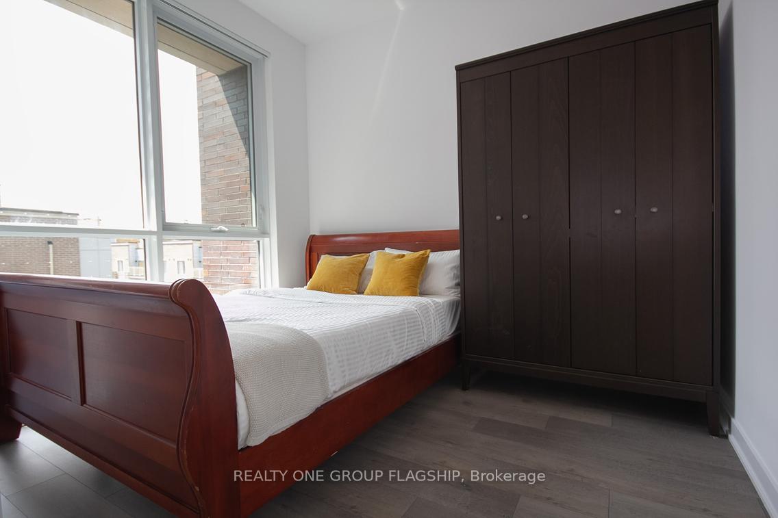 2 Bedrooms Condo at 38 Honeycrisp, Vaughan For sale