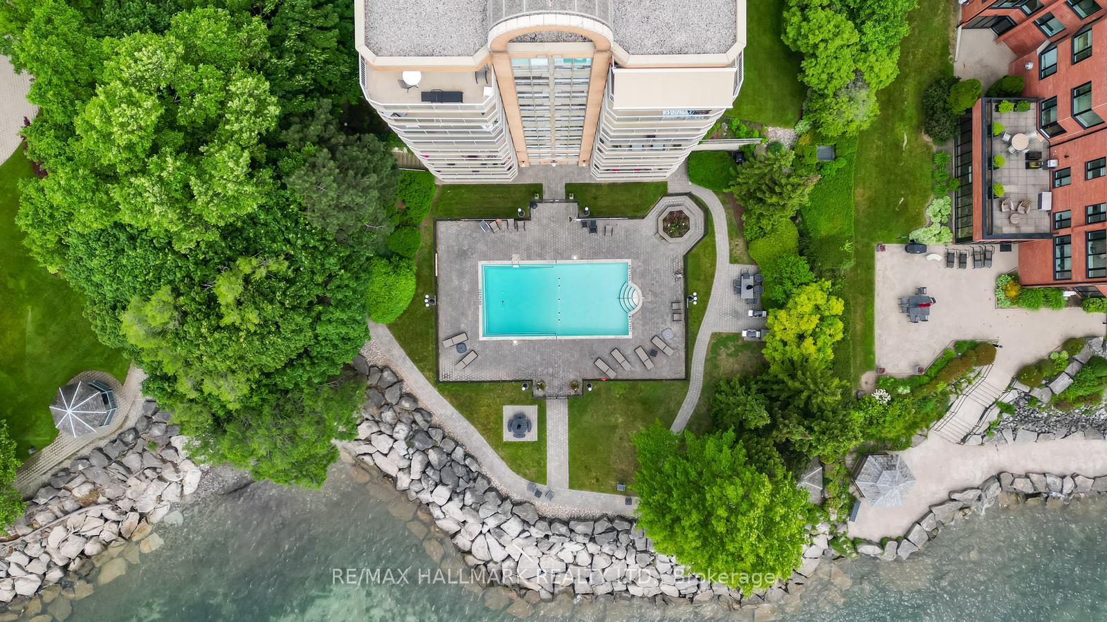 2 Bedrooms Condo at 2210 Lakeshore, Burlington For sale