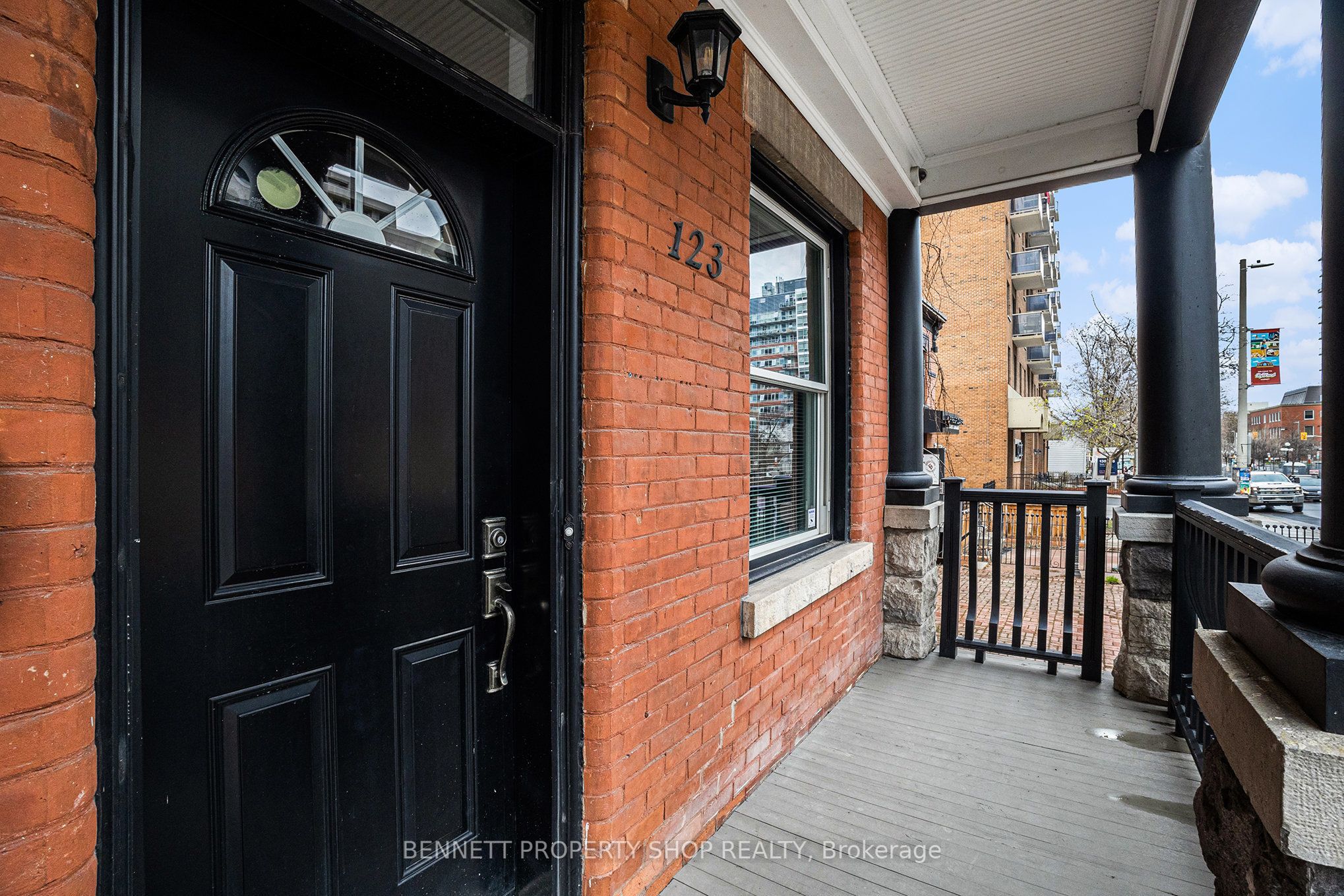 123 York Street, LowerTownSandyHill, ON K1N 5T4