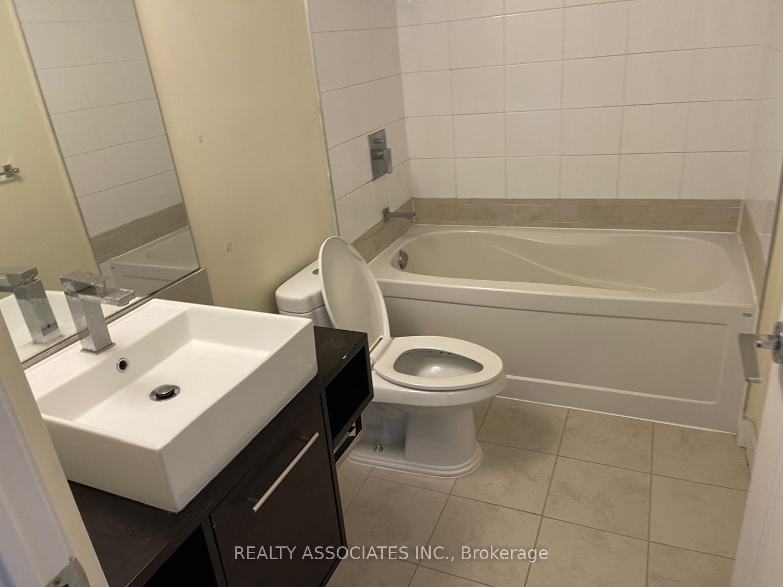 2 Bedrooms Condo at 25 Town Centre, Toronto For sale