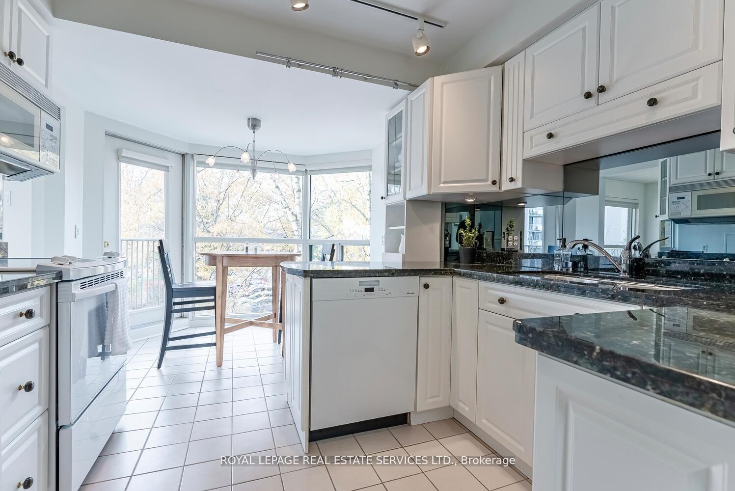 2 Bedrooms Condo at 2190 Lakeshore,  Burlington For sale