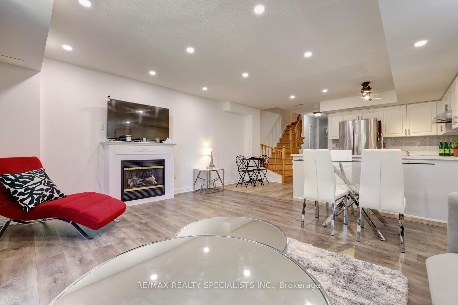 4 Bedrooms Condo at 1128 Dundas, Mississauga For sale