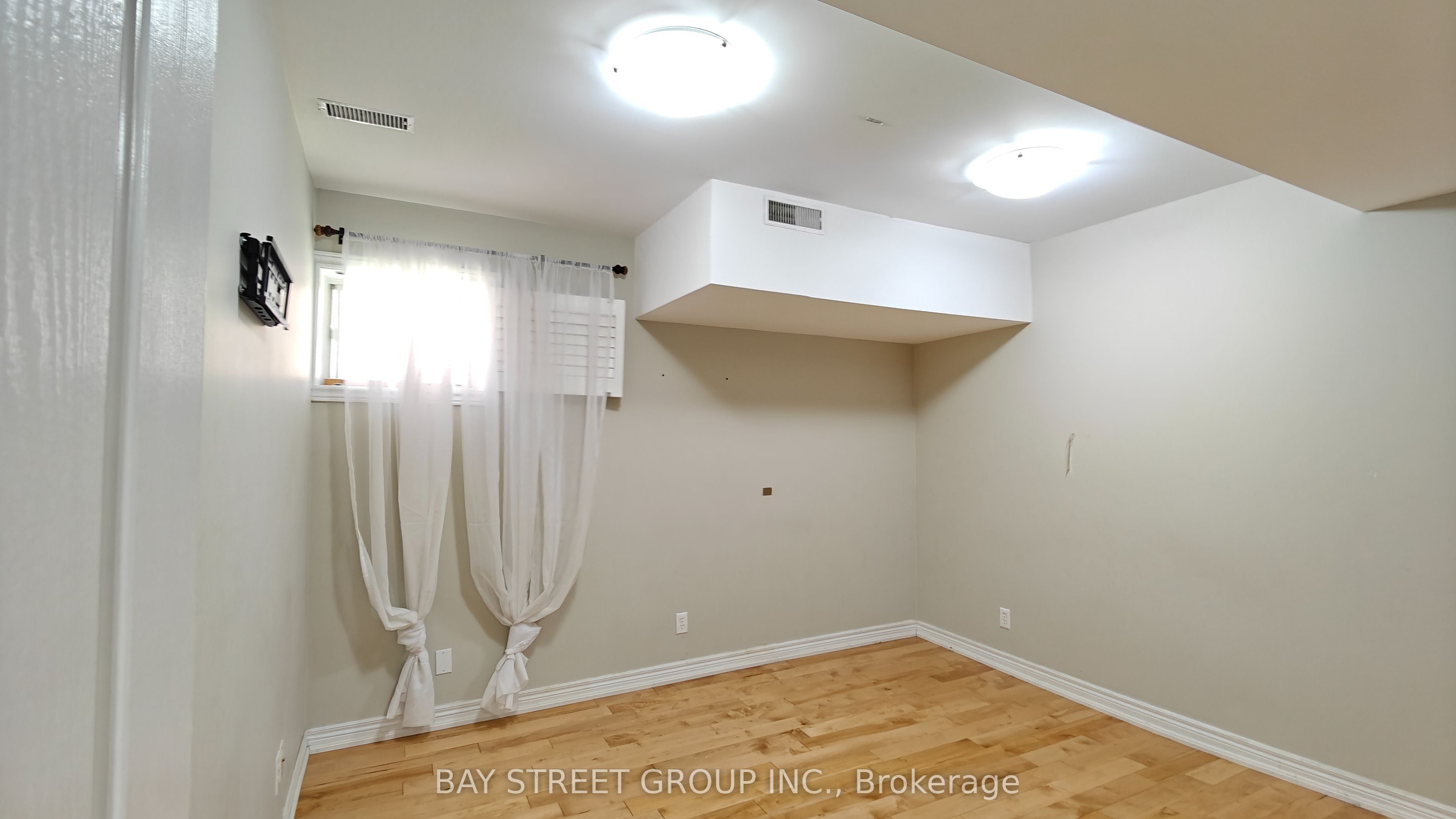 231 Shaftsbury Avenue N