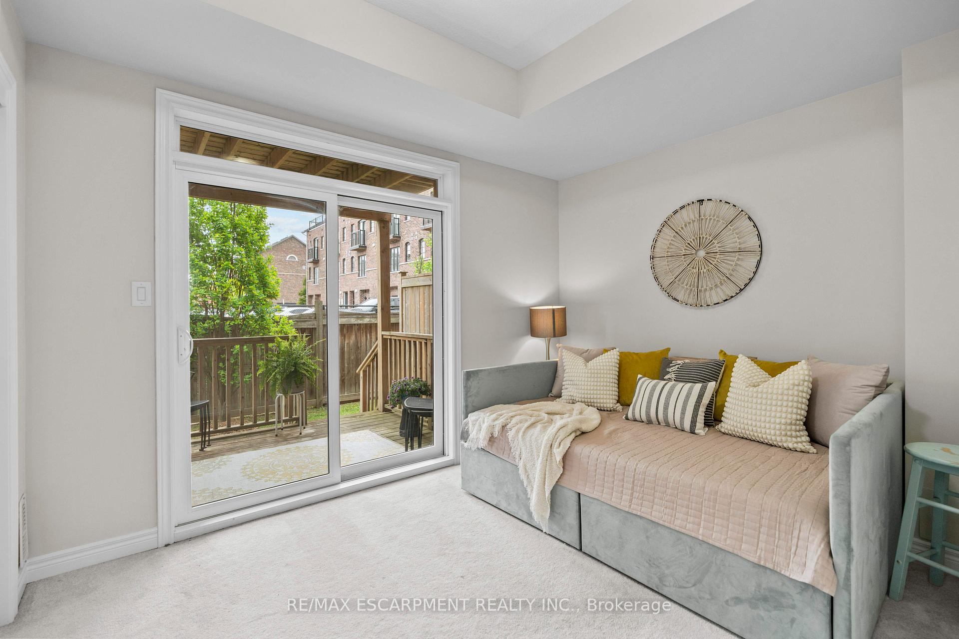 3 Bedrooms Condo at 215 Dundas, Hamilton For sale