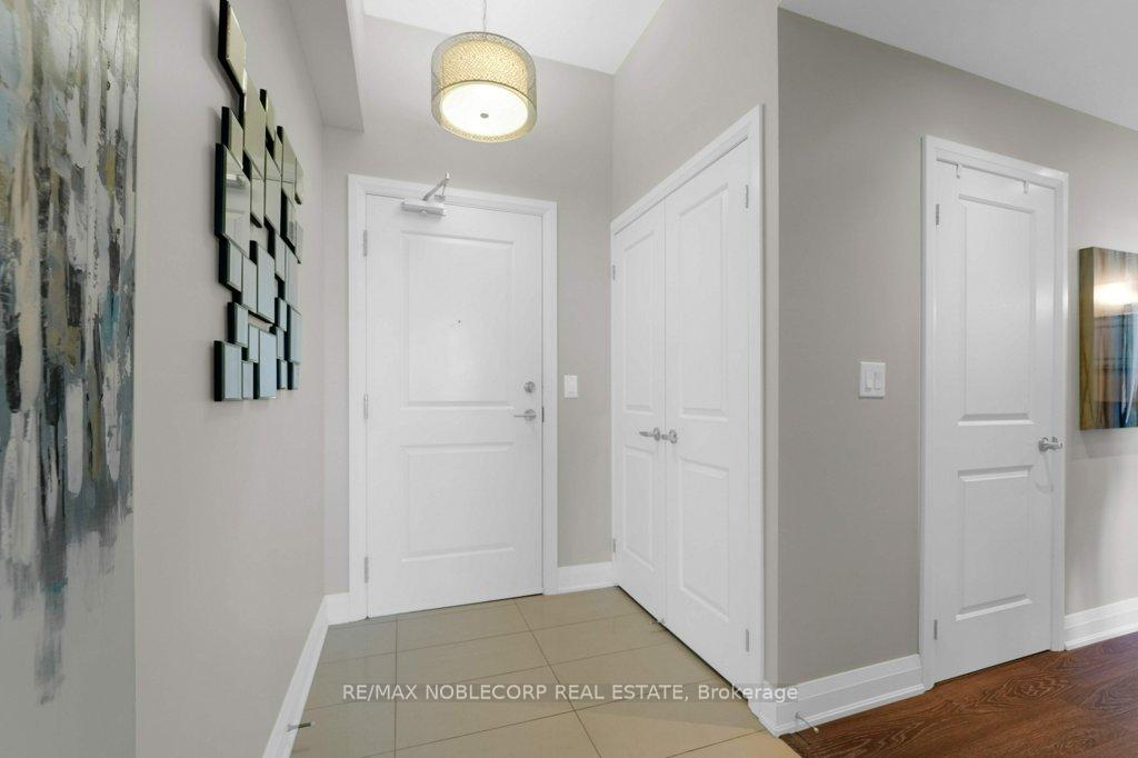 2 Bedrooms Condo at 12 Woodstream, Vaughan For sale