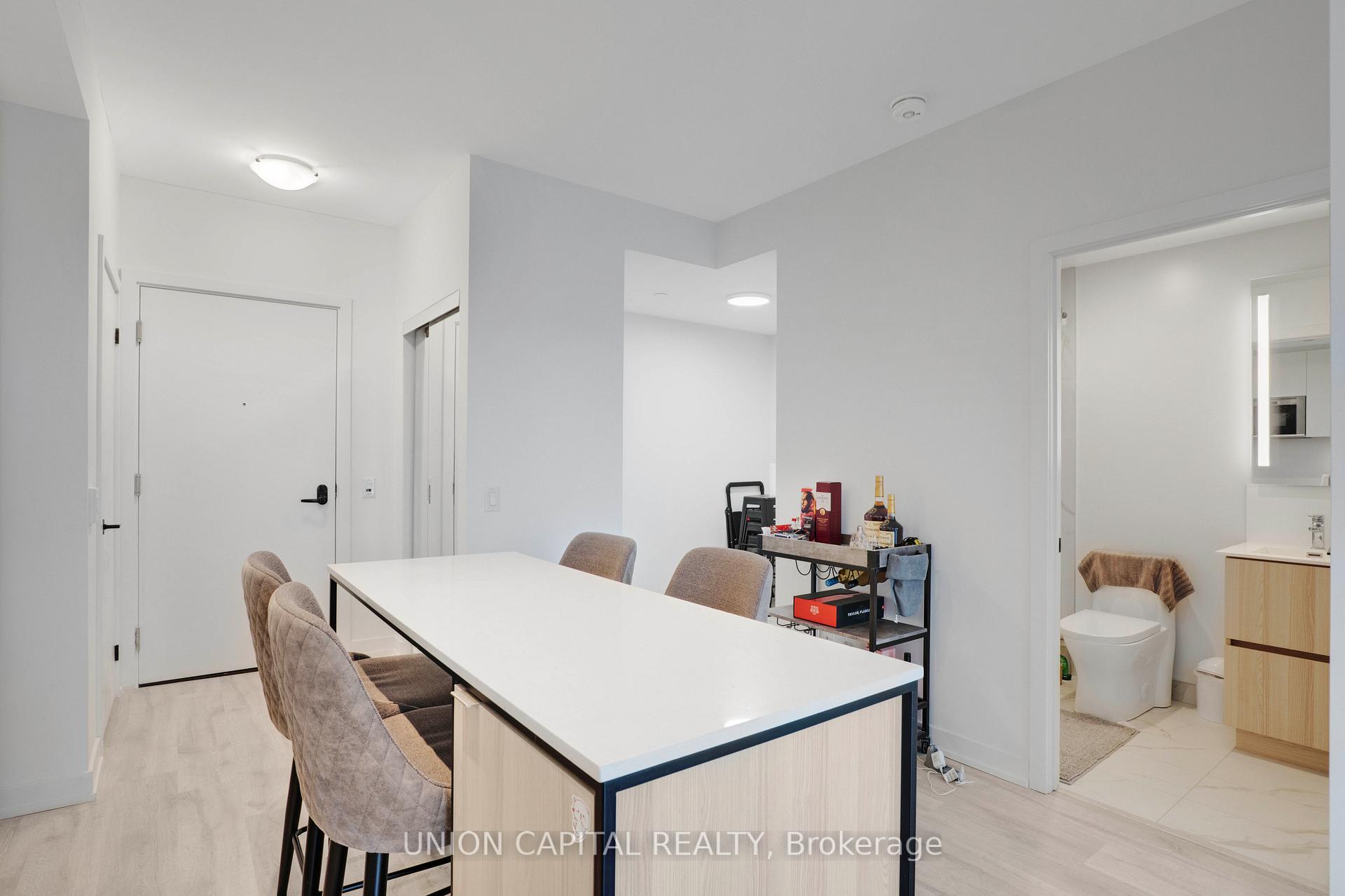 2 Bedrooms Condo at 215 Lakeshore, Mississauga For sale