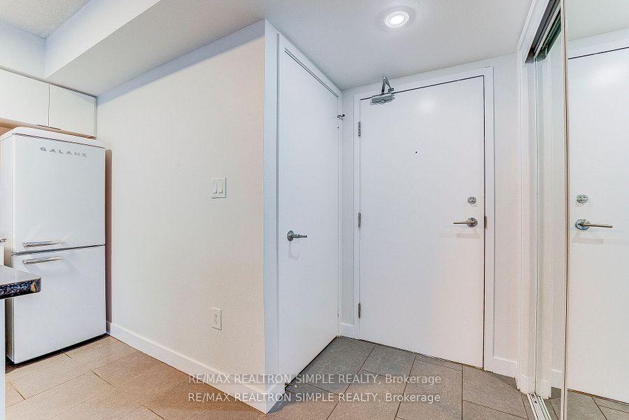 2 Bedrooms Condo at 15 Brunel, Toronto For sale