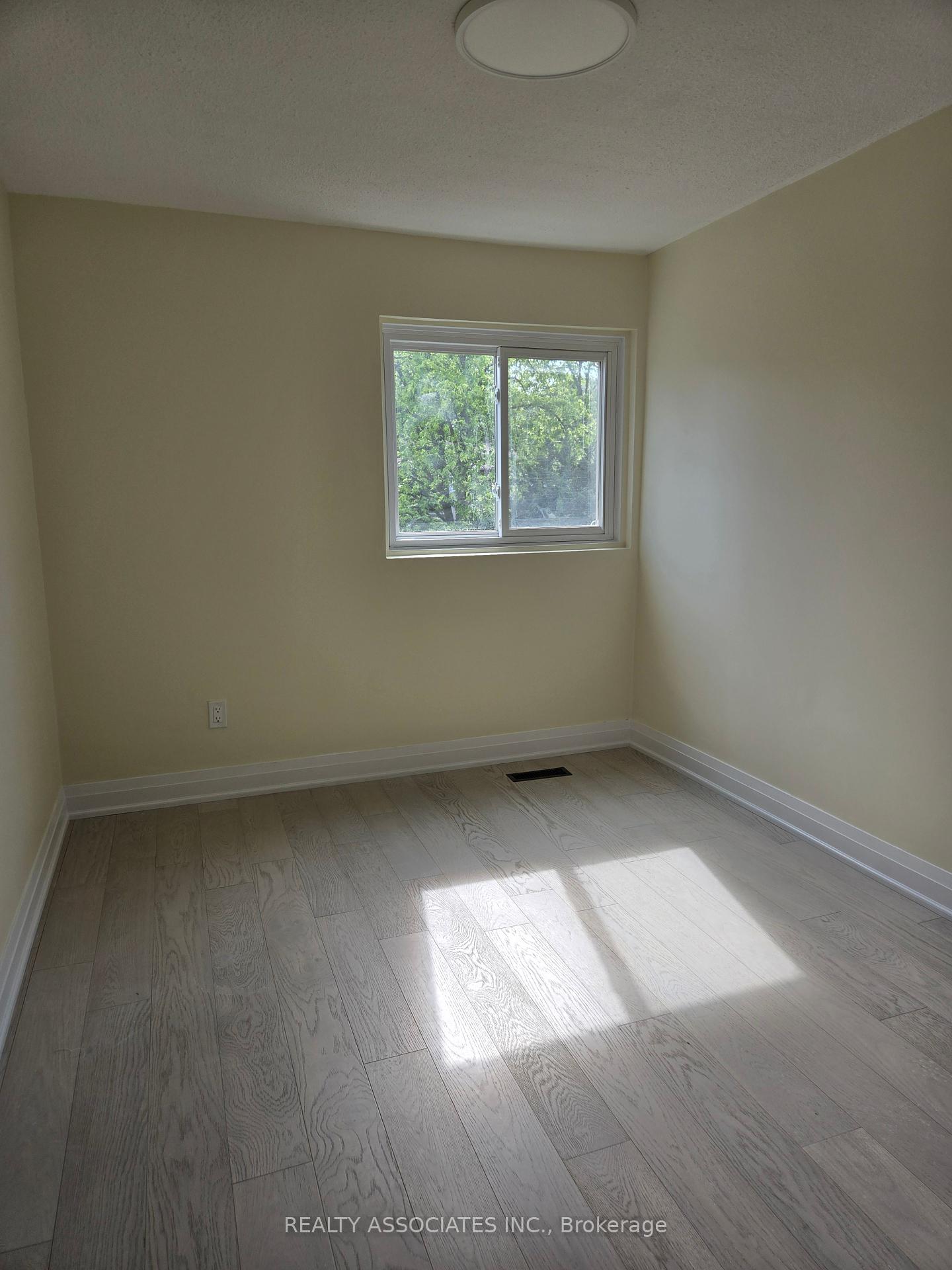 3 Bedrooms Condo at 2 Stonehill, Toronto For sale