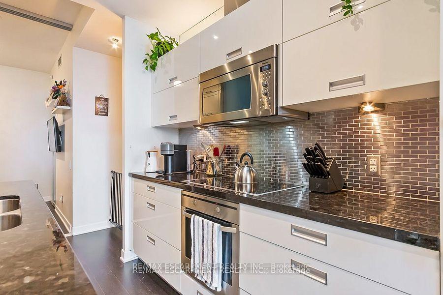 2 Bedrooms Condo at 88 Park Lawn, Toronto For sale