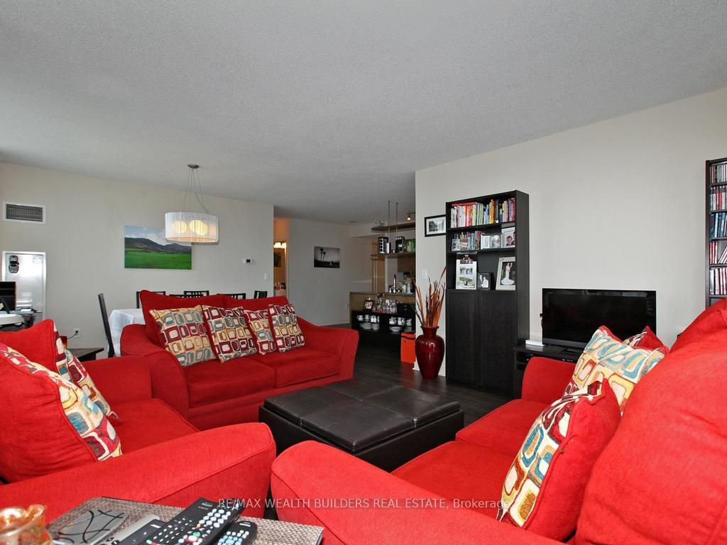 3 Bedrooms Condo at 35 Mariner,  Toronto For sale