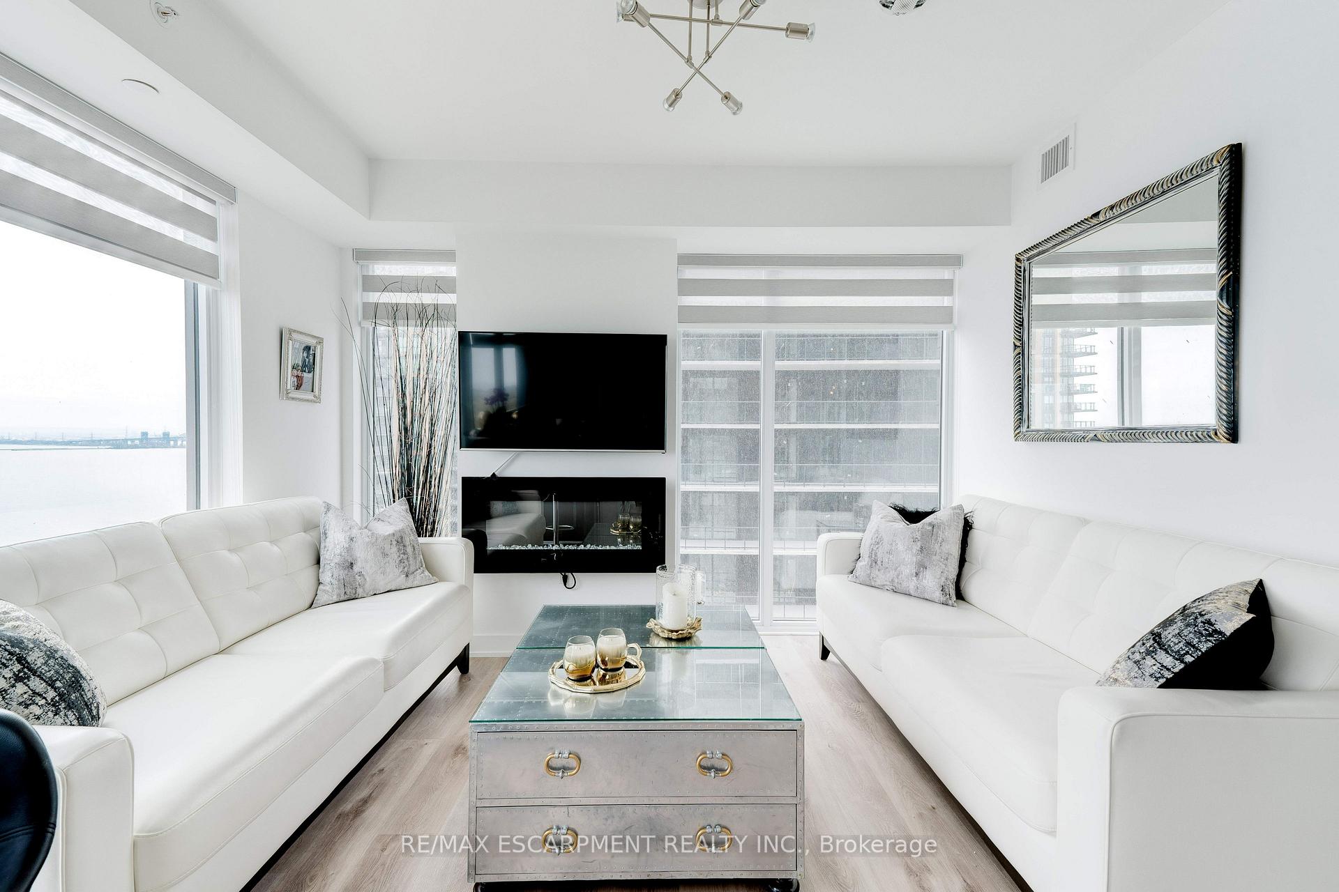 2 Bedrooms Condo at 370 Martha, Burlington For sale