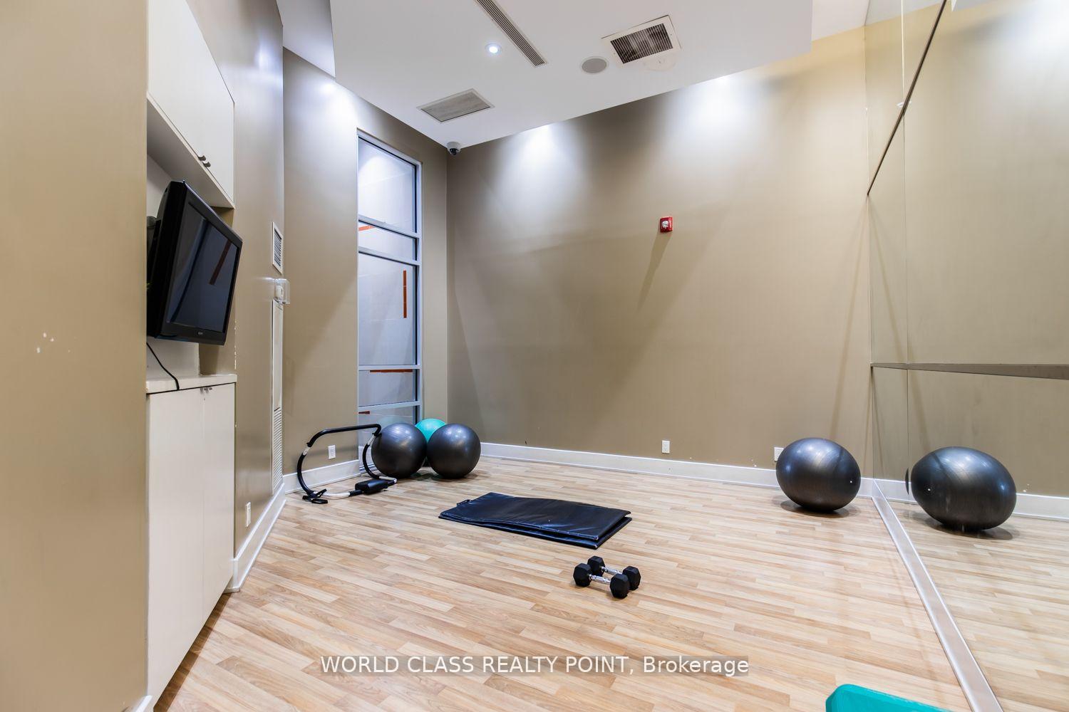 2 Bedrooms Condo at 330 Burnhamthorpe, Mississauga For sale