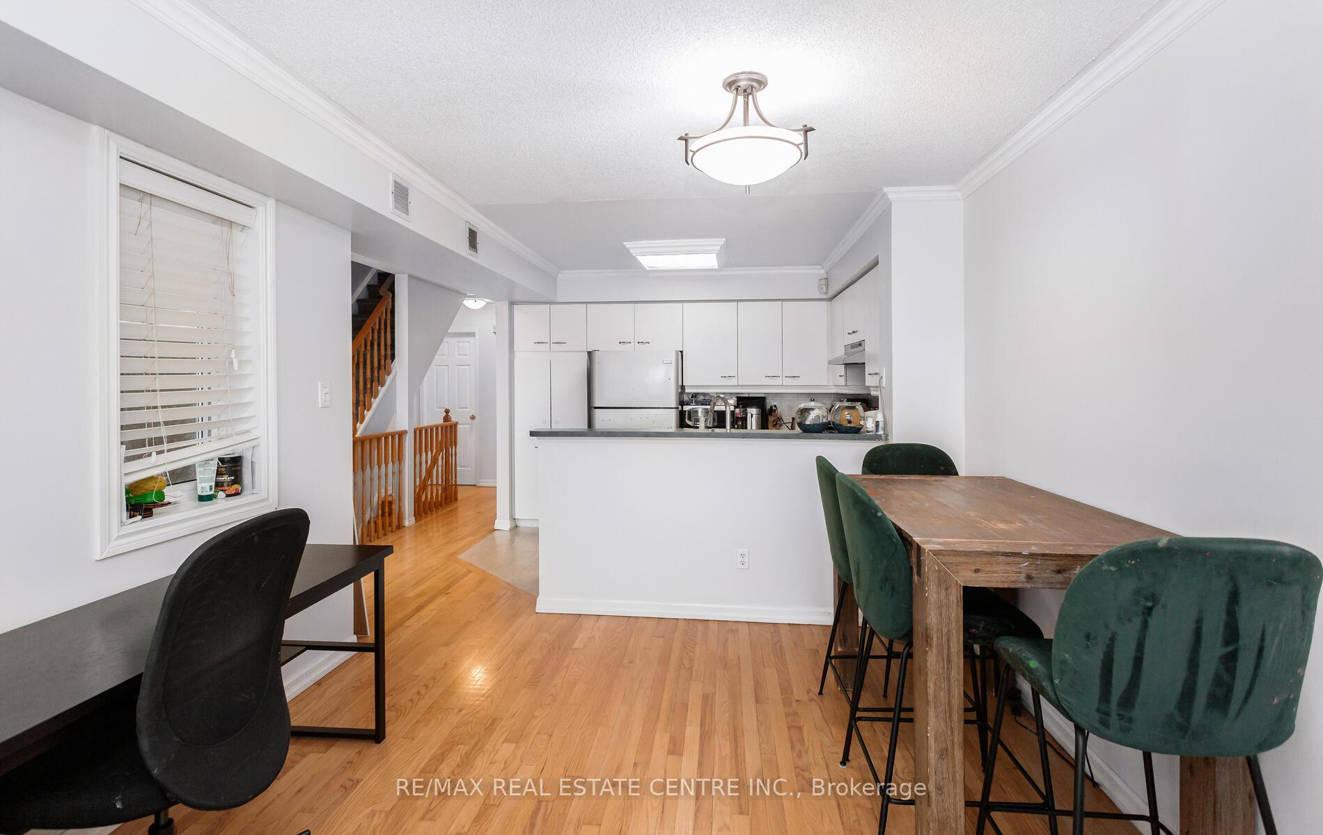 3 Bedrooms Condo at 45 Bristol,  Mississauga For sale