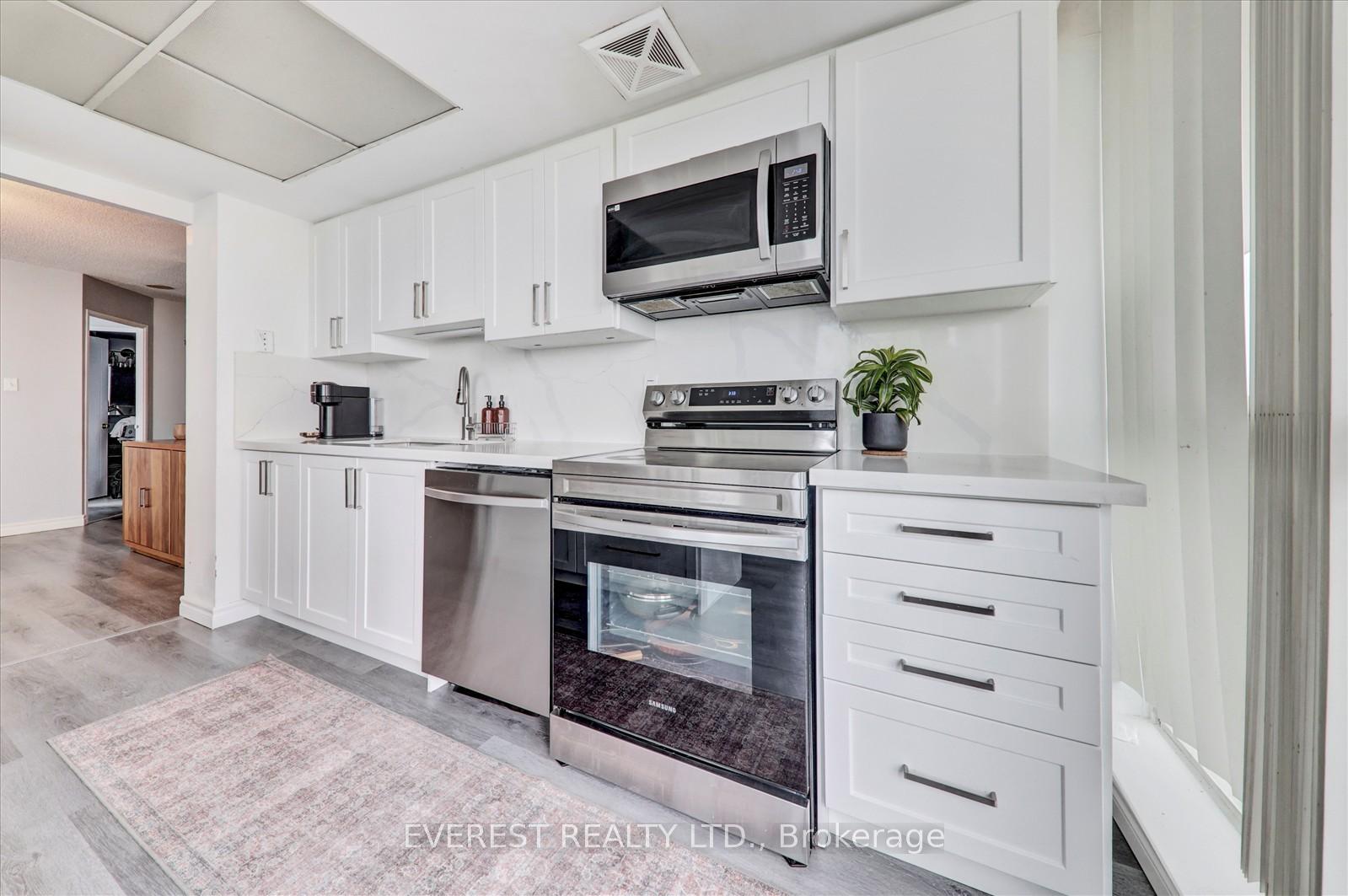 3 Bedrooms Condo at 3 Greystone Walk, Toronto For sale