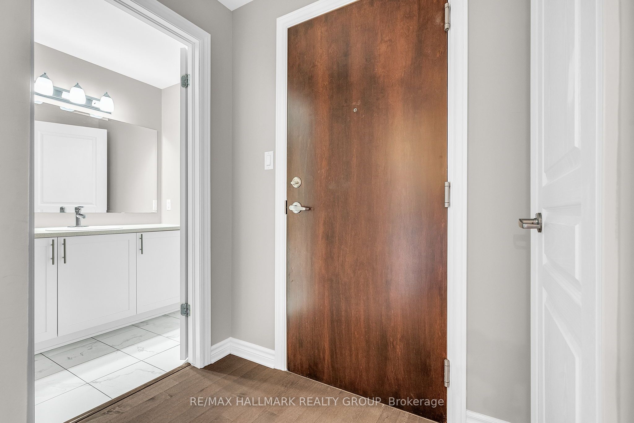 #403 - 705 Beauparc Private, CyrvilleCarsonGrovePineview, ON K1J 0B6