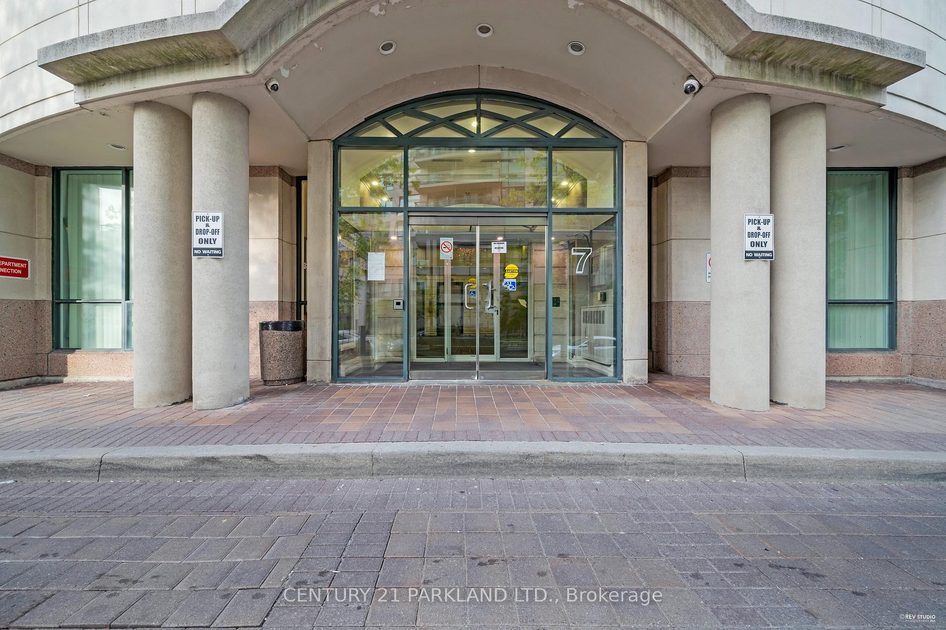 3 Bedrooms Condo at 7 Lorraine, Toronto For sale