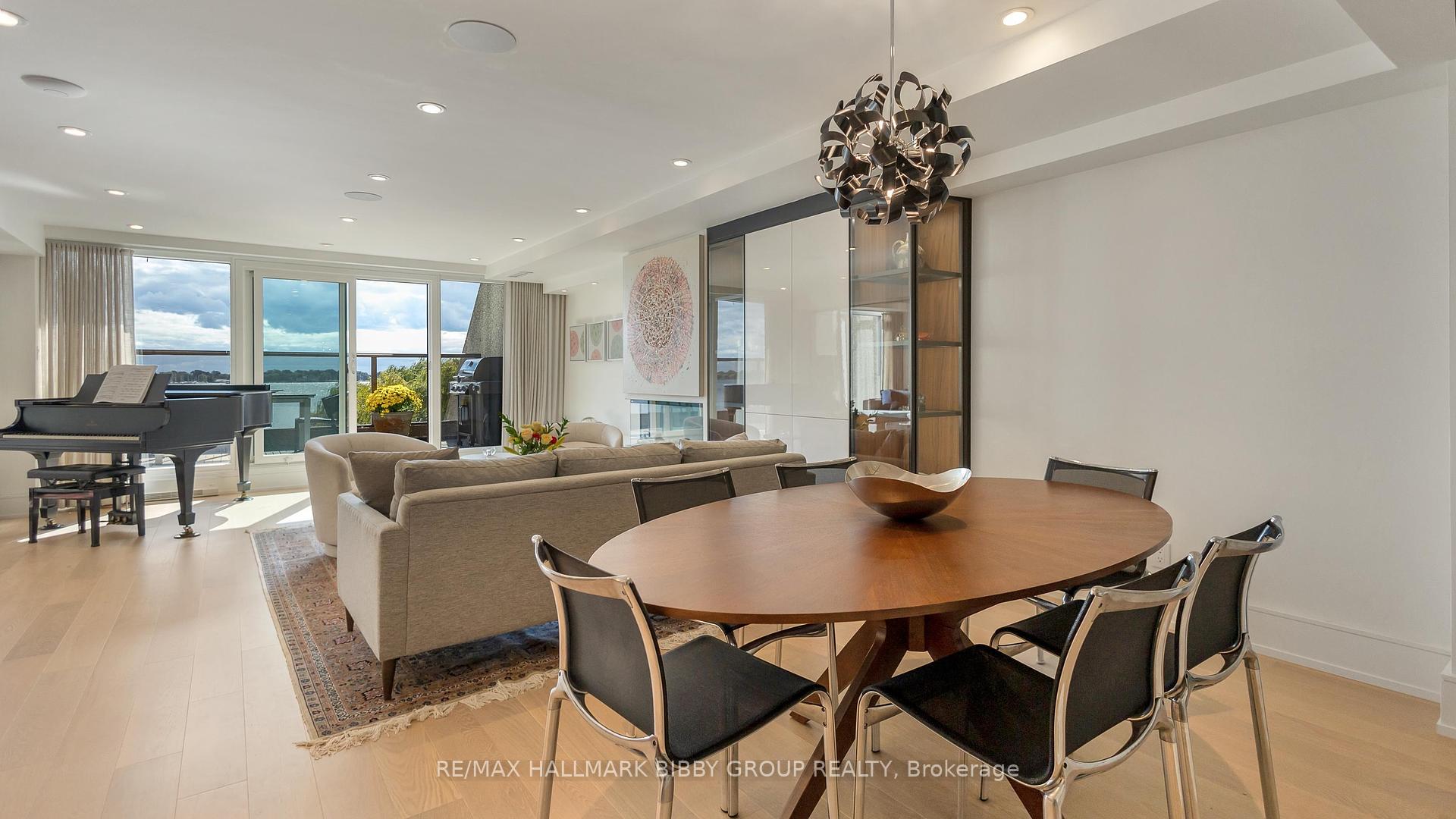 3 Bedrooms Condo at 99 Harbour, Toronto For sale
