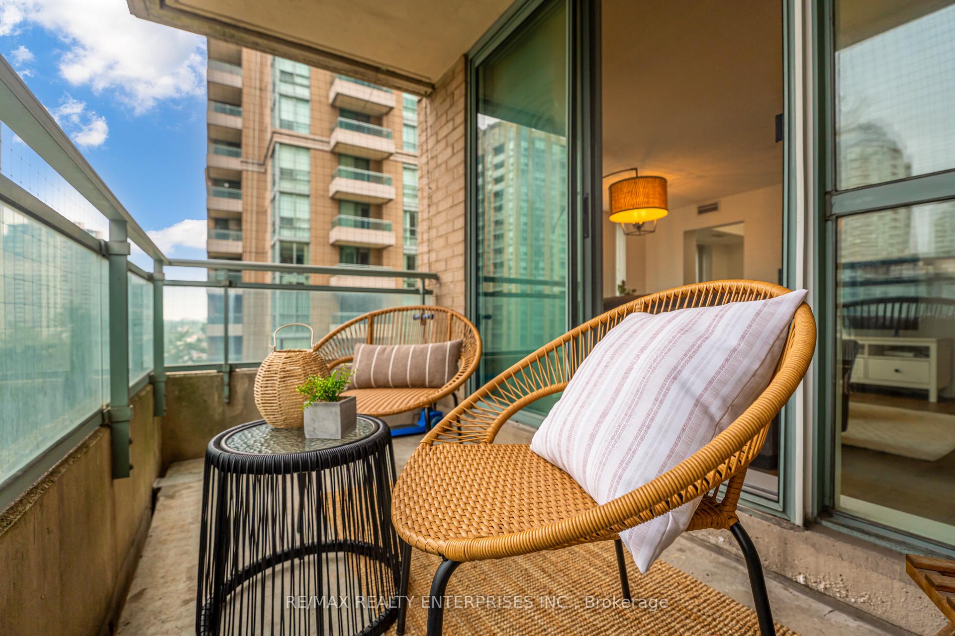 2 Bedrooms Condo at 29 Pemberton, Toronto For sale