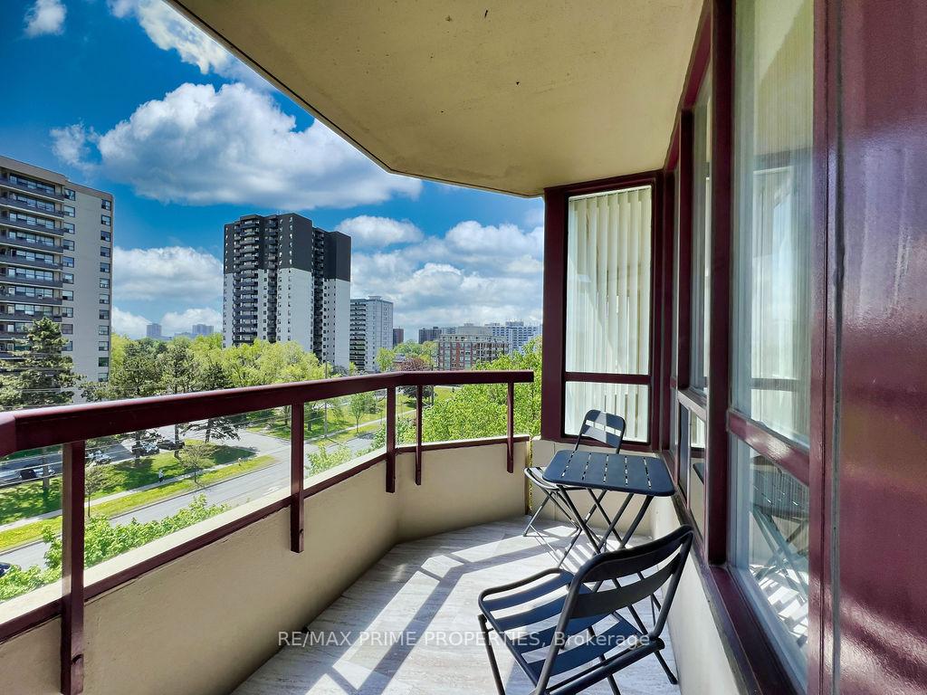 2 Bedrooms Condo at 91 Townsgate, Vaughan For sale
