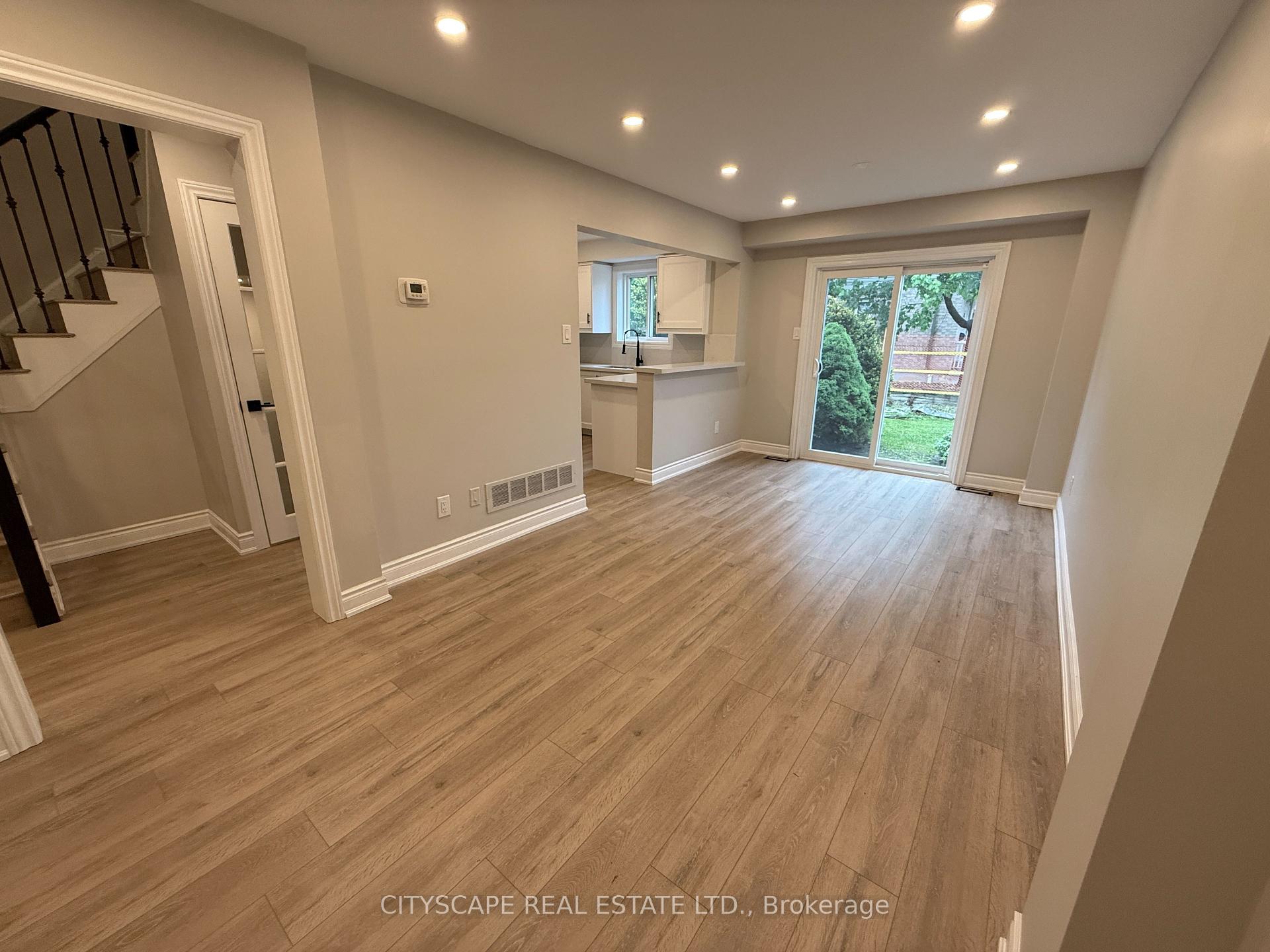 4 Bedrooms Condo at 5659 Glen Erin, Mississauga For sale
